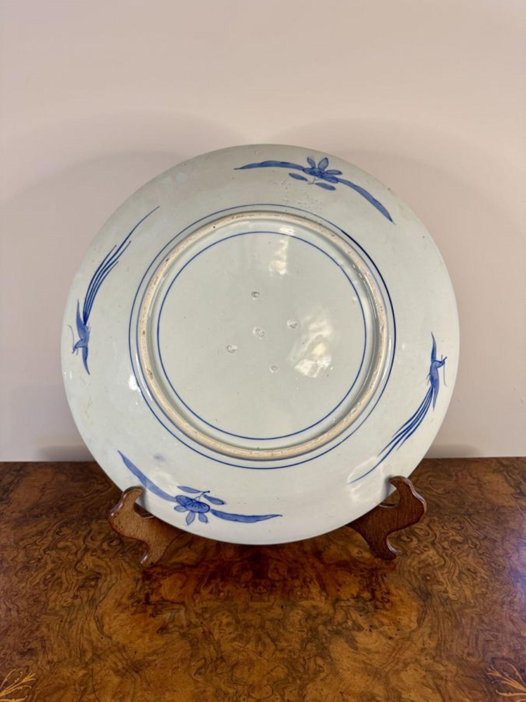 Cargador imari japonés antiguo de gran calidad con un cargador imari japonés antiguo de gran calidad decorado con una cesta de flores en el centro rodeada de paneles con flores, hojas, árboles y volutas pintados a mano en maravillosos colores rojo,