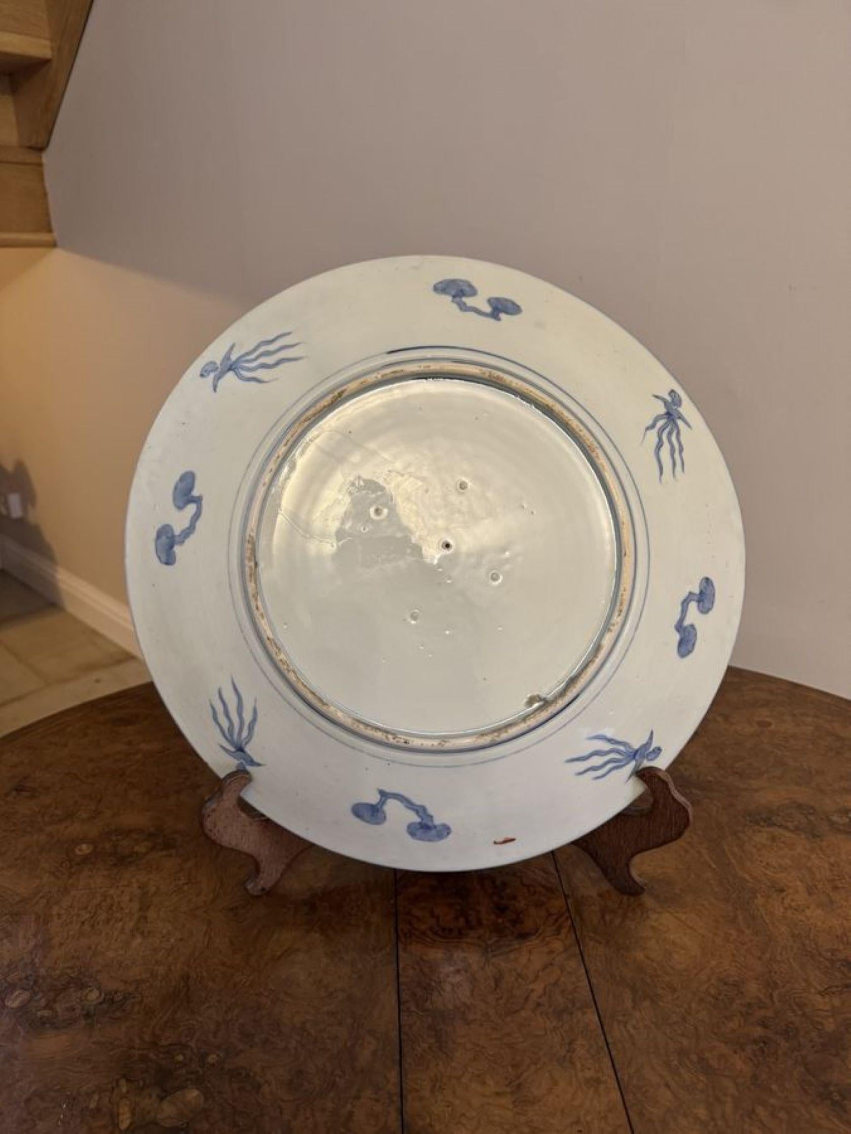 Ein hochwertiges antikes japanisches Imari-Ladegerät, das mit Blumen, Bäumen, Blättern, Vögeln und Schriftrollen in wunderschönen roten, blauen, grünen, goldenen und weißen Farben verziert ist.

D. 1900