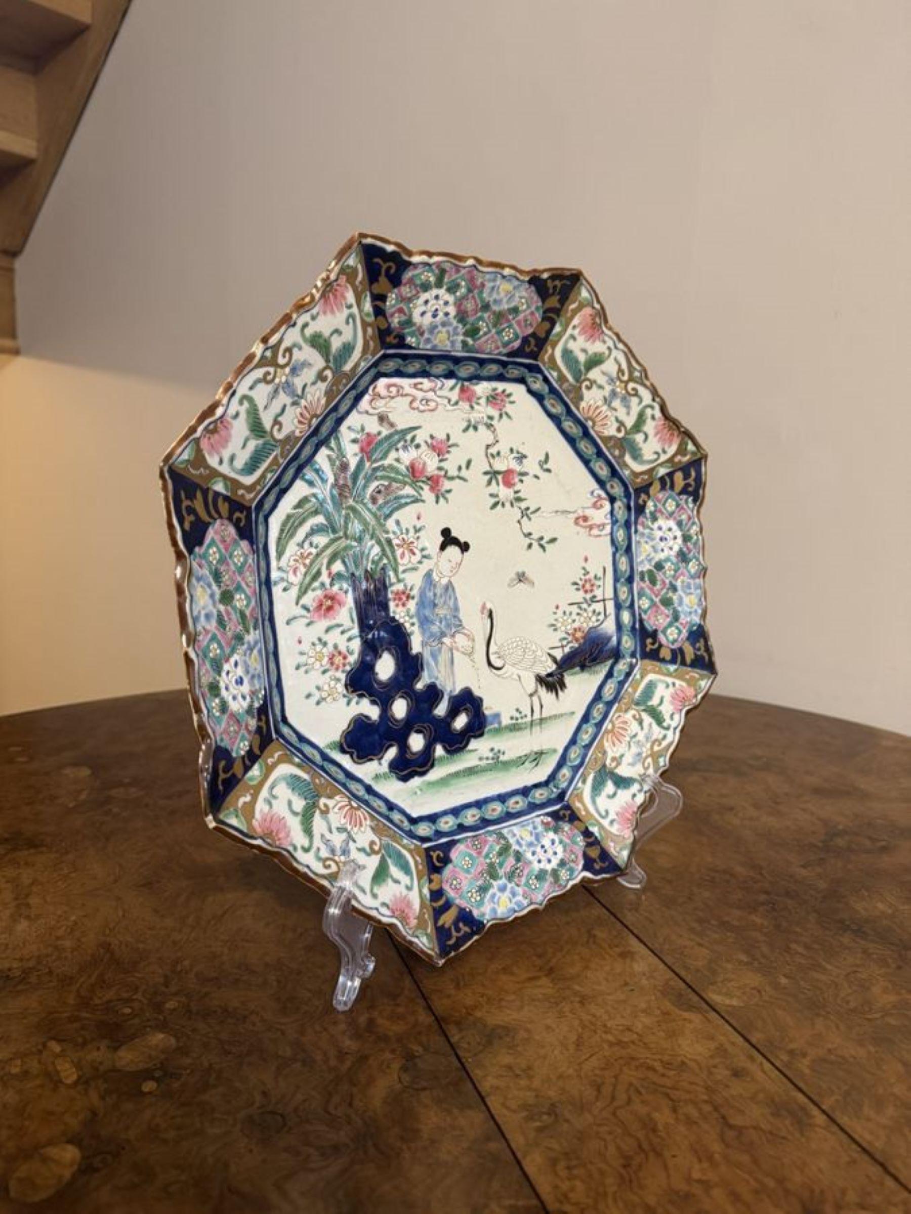 Plato octogonal de porcelana imari japonesa antigua de gran calidad, con un borde perfilado decorado con un niño dando de comer grano a una grulla en el centro, rodeado de un borde decorado pintado a mano en una paleta de bellos colores blanco,