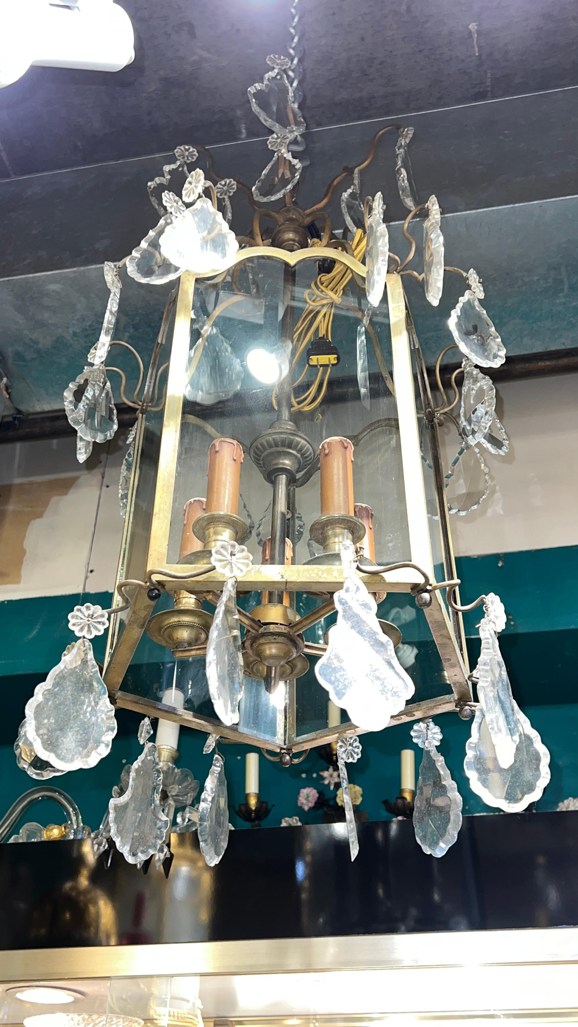 Laiton Lanterne à quatre lumières ancienne de style Louis XVI de qualité supérieure en vente