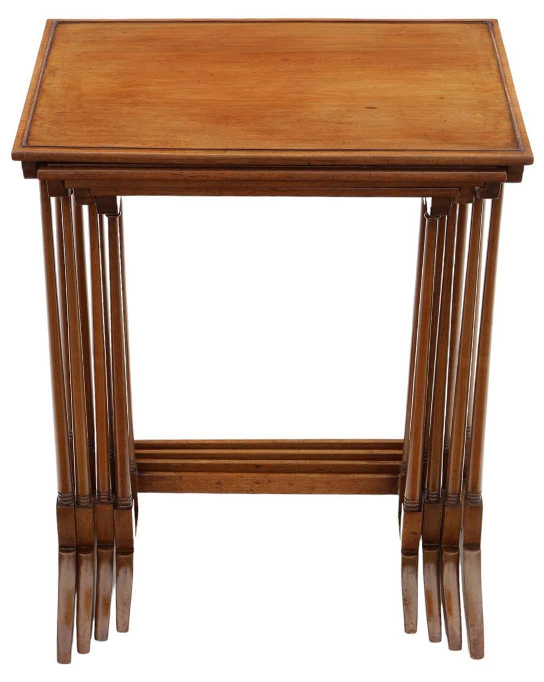 Presentamos un antiguo nido de 4 mesas auxiliares o auxiliares de caoba de alta calidad de hacia 1920.
Estas mesas son muy atractivas, con unas proporciones y un estilo encantadores y un diseño sencillo, elegante y atemporal.

Elaboradas sin juntas