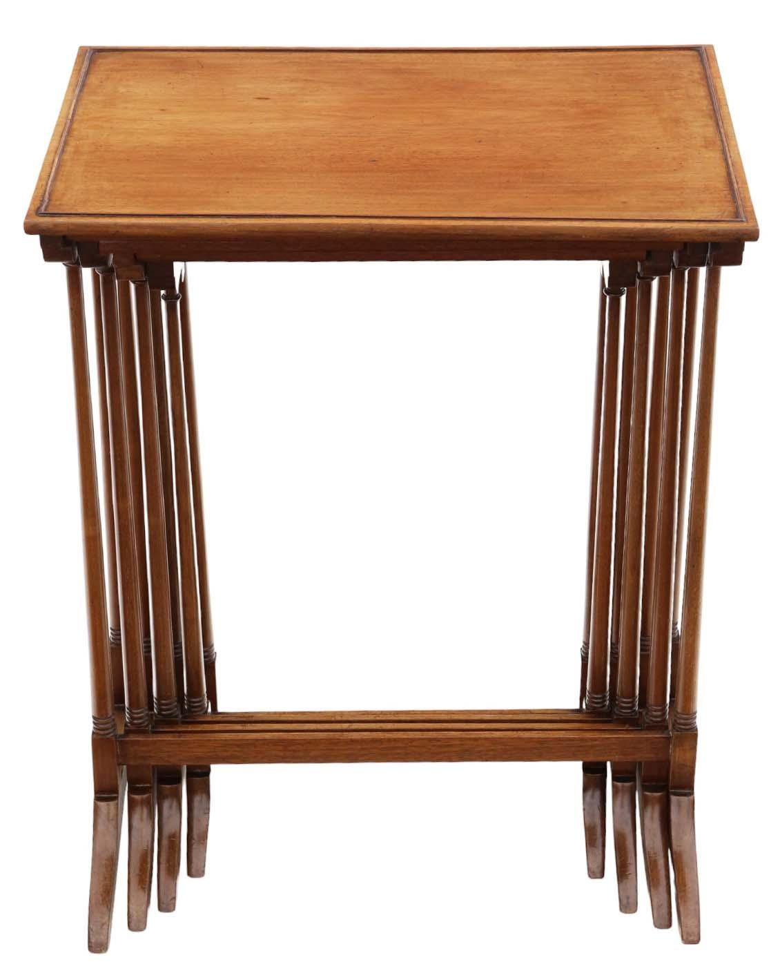 Nido de cuatro mesas auxiliares de caoba antigua de gran calidad - Circa 1920 Madera en venta