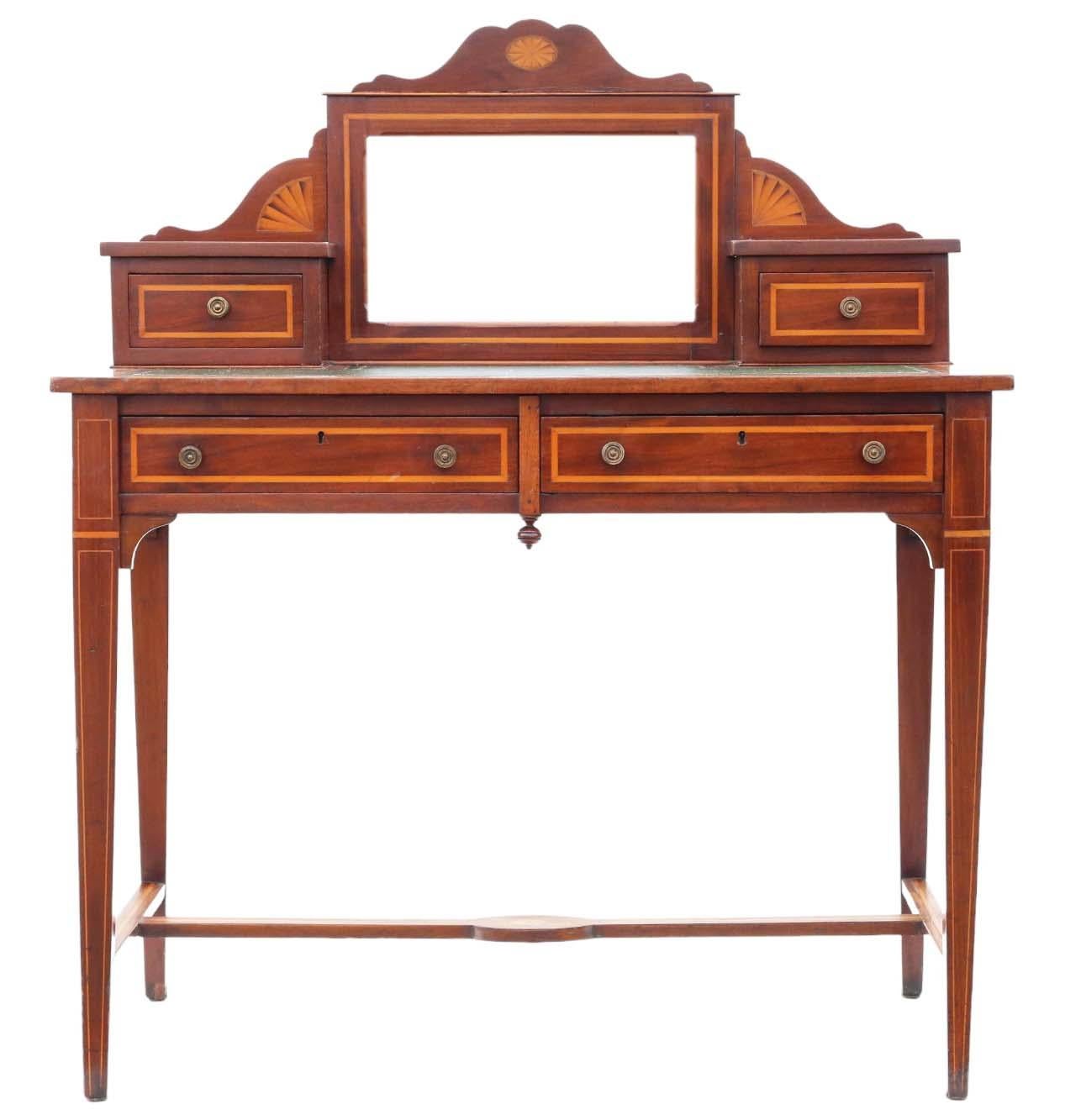 Voici une table à écrire en acajou marqueté de qualité ancienne de la fin du 19e siècle, polyvalente en tant que bureau ou coiffeuse, présentant un design géorgien classique.

Cette table de présentation de grande qualité, datée de 1888, respire le
