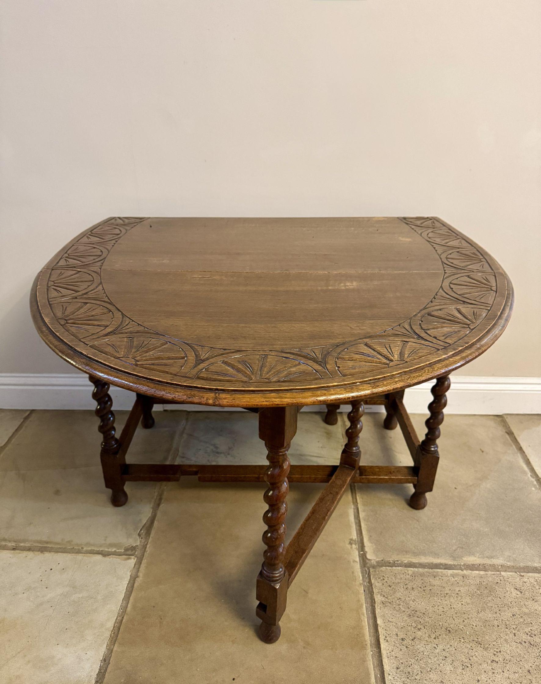 Sculpté Table de salle à manger à abattant en chêne ancien de qualité supérieure en vente