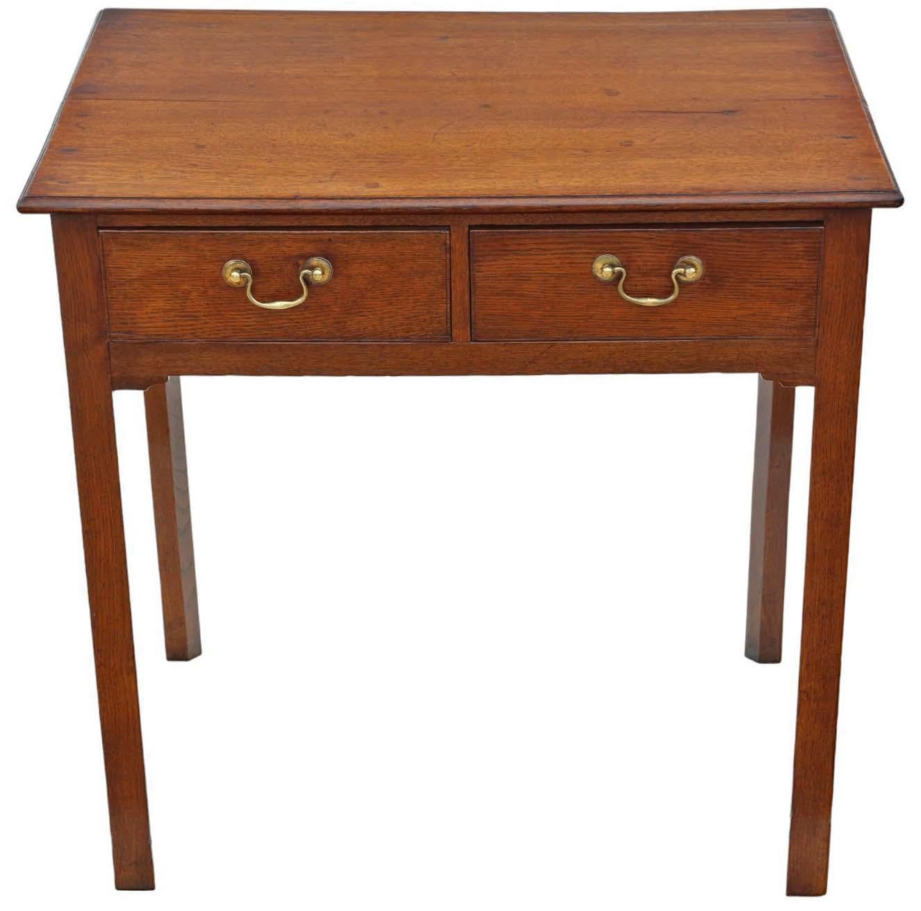 Nous vous présentons une table à écrire en chêne du XIXe siècle de qualité ancienne, pouvant servir de bureau ou de coiffeuse, et présentant un design géorgien classique. Récemment restauré à un bon niveau, il respire le charme de l'âge et du