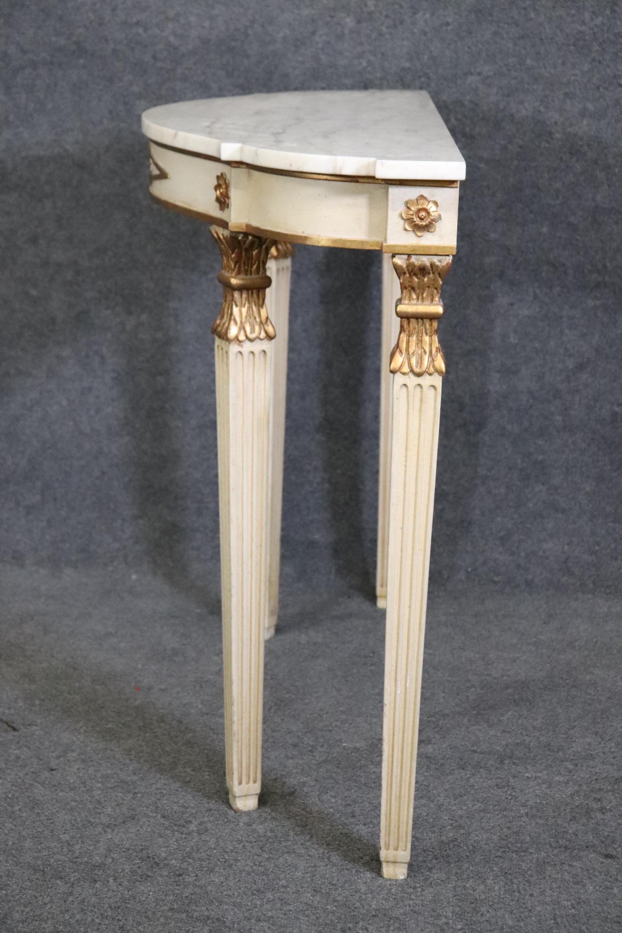 Milieu du XXe siècle Table console ancienne peinte de style Directoire français avec plateau en marbre de qualité supérieure  en vente