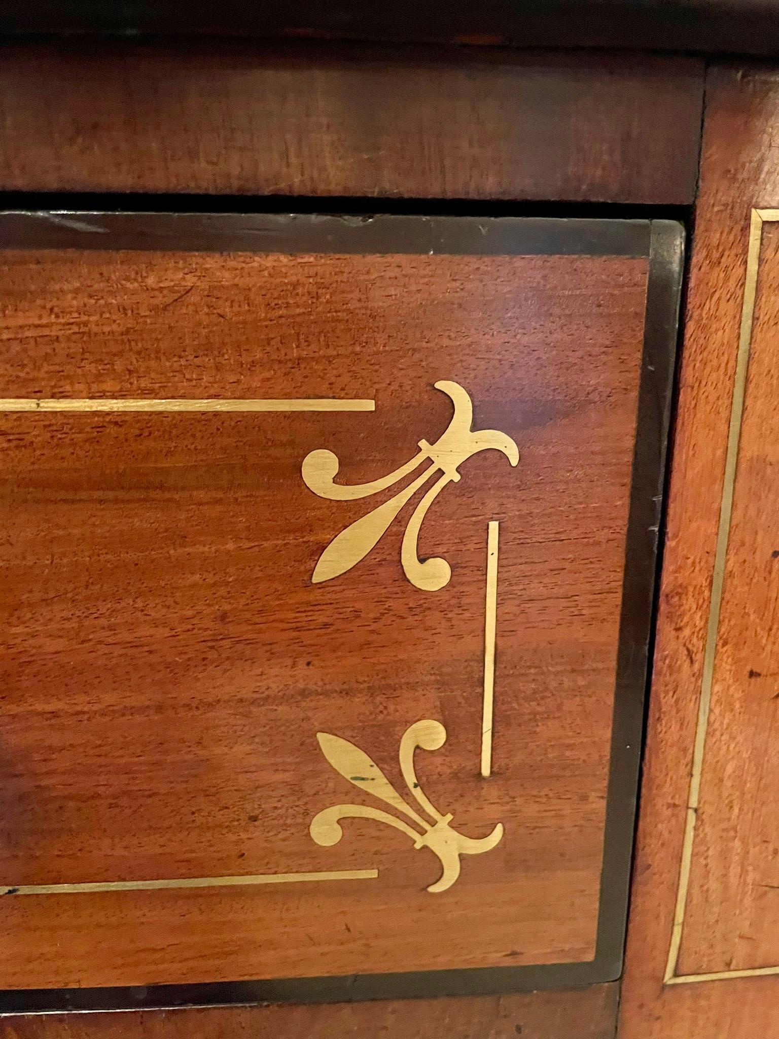 Aparador antiguo de caoba con incrustaciones de latón de la Regencia de gran calidad en venta 3