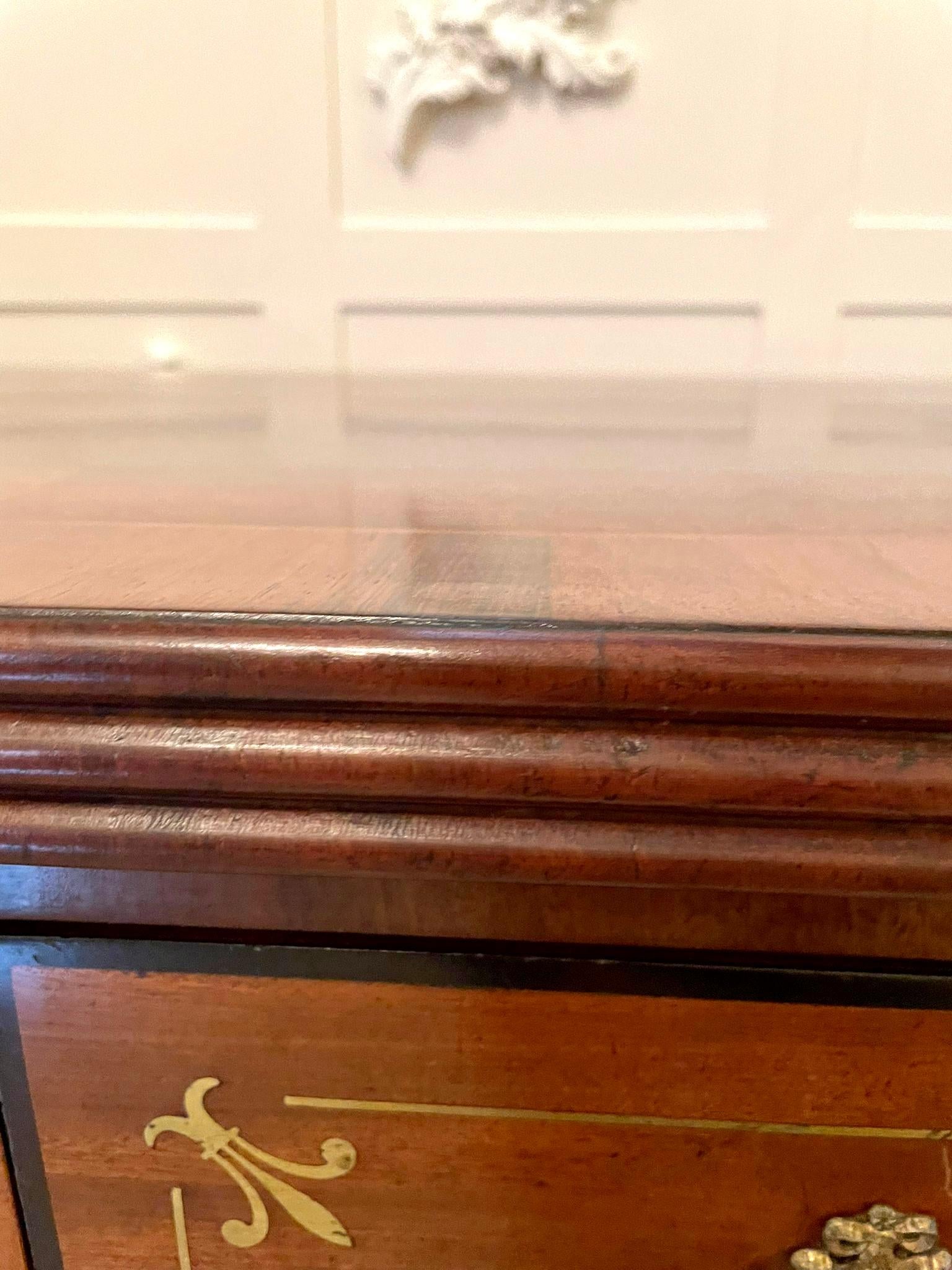 Aparador antiguo de caoba con incrustaciones de latón de la Regencia de gran calidad en venta 5