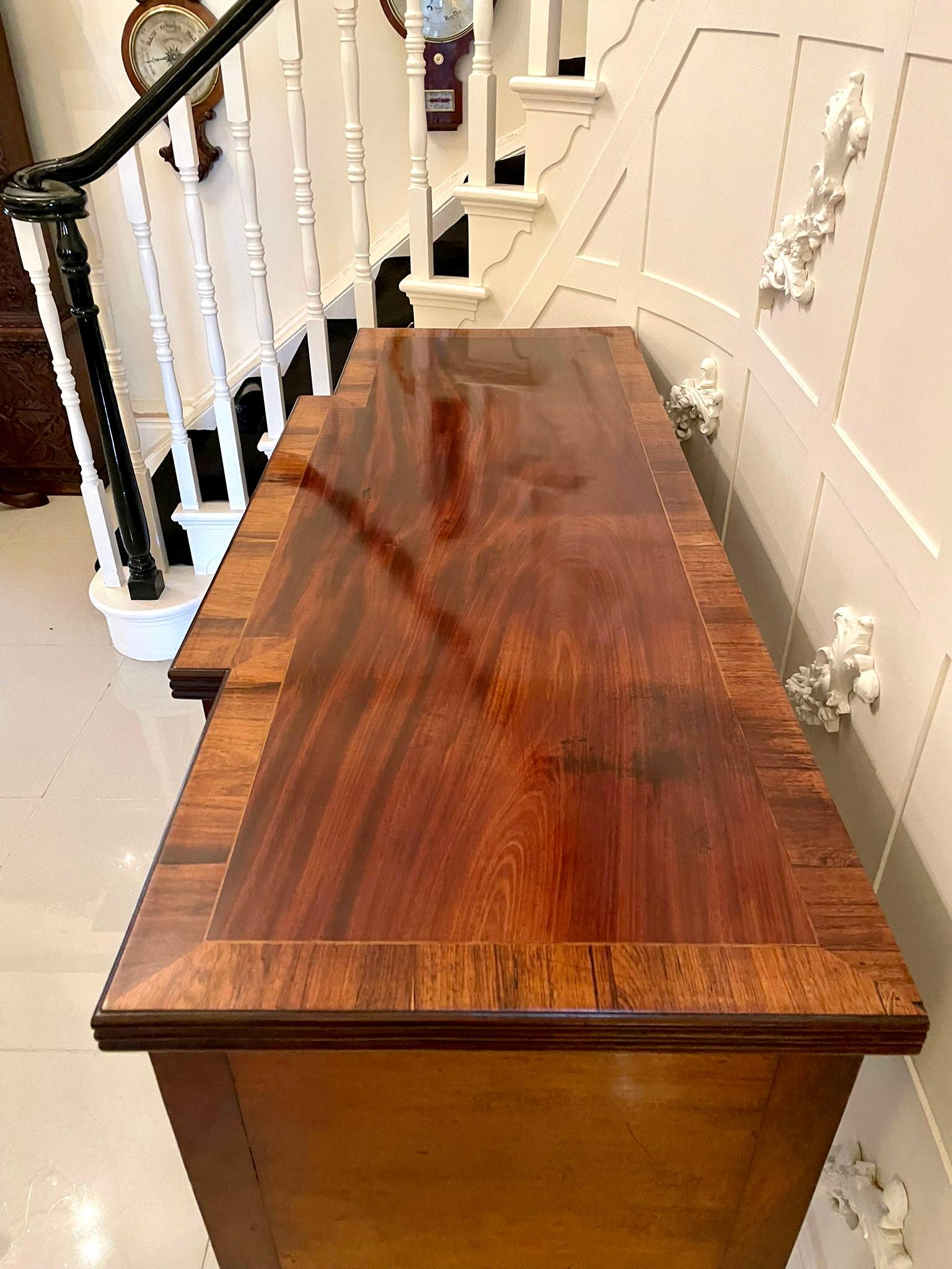 Aparador antiguo de caoba con incrustaciones de latón de la Regencia de gran calidad en venta 7