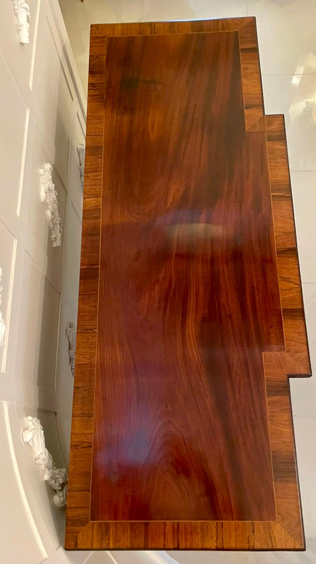 Aparador antiguo de caoba con incrustaciones de latón de la Regencia de gran calidad en venta 10