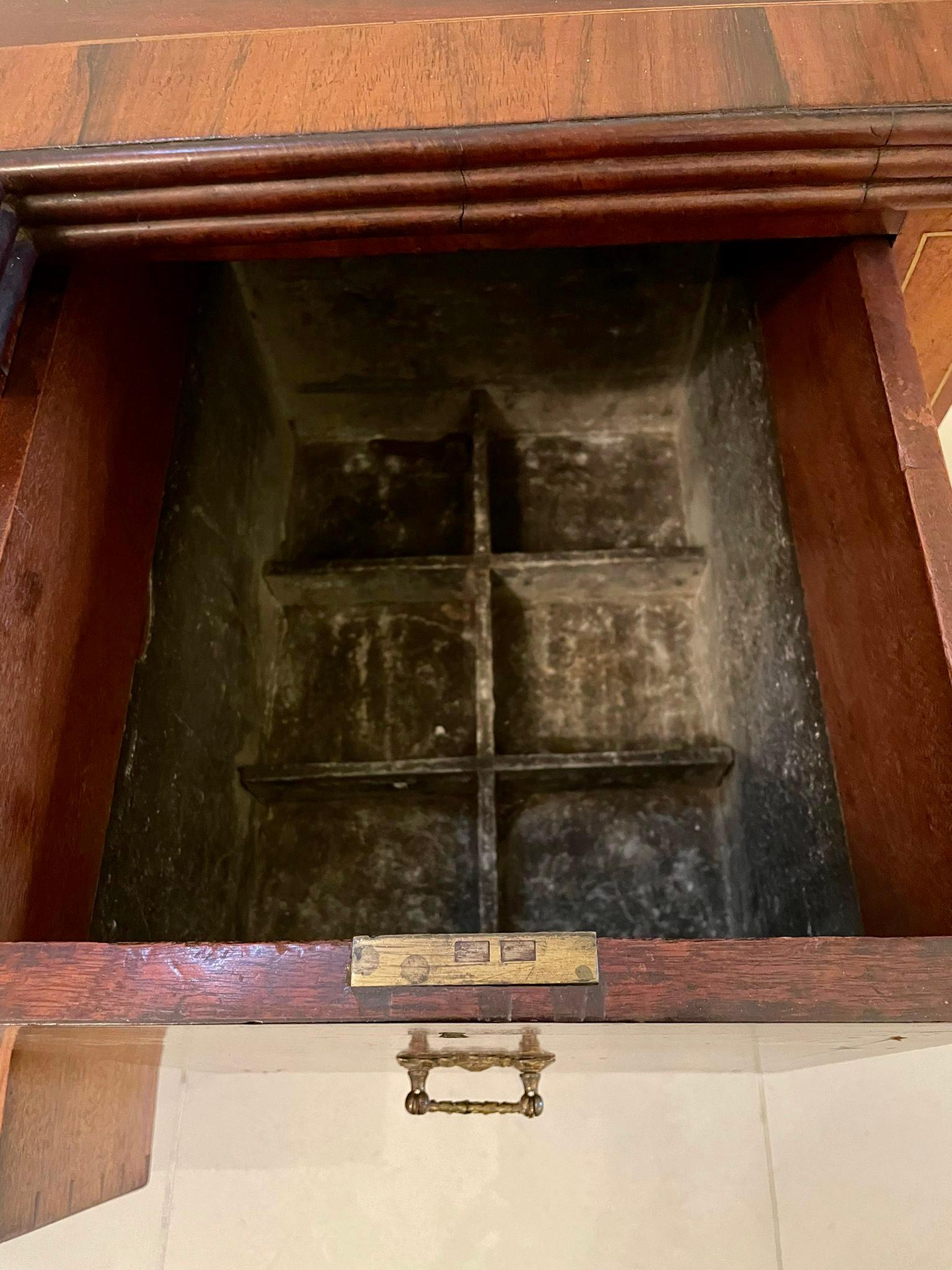 Aparador antiguo de caoba con incrustaciones de latón de la Regencia de gran calidad en venta 11