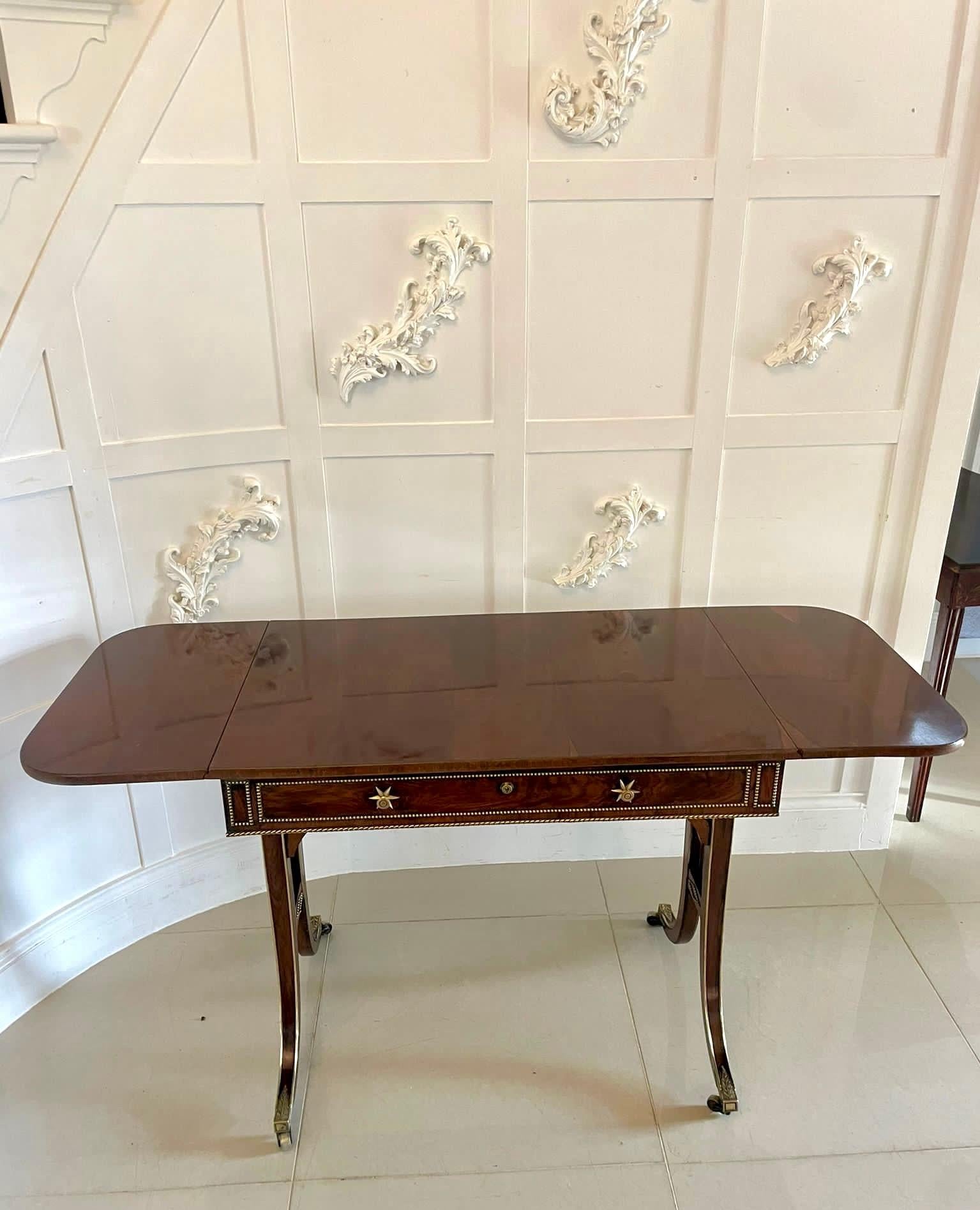 Fine quality small antique regency brass inlaid rosewood freestanding sofa/side table having a stunning fine quality rosewood rectangular shaped top with two drop leaves, one long drawer to the front and a dummy drawer to the back with a pretty