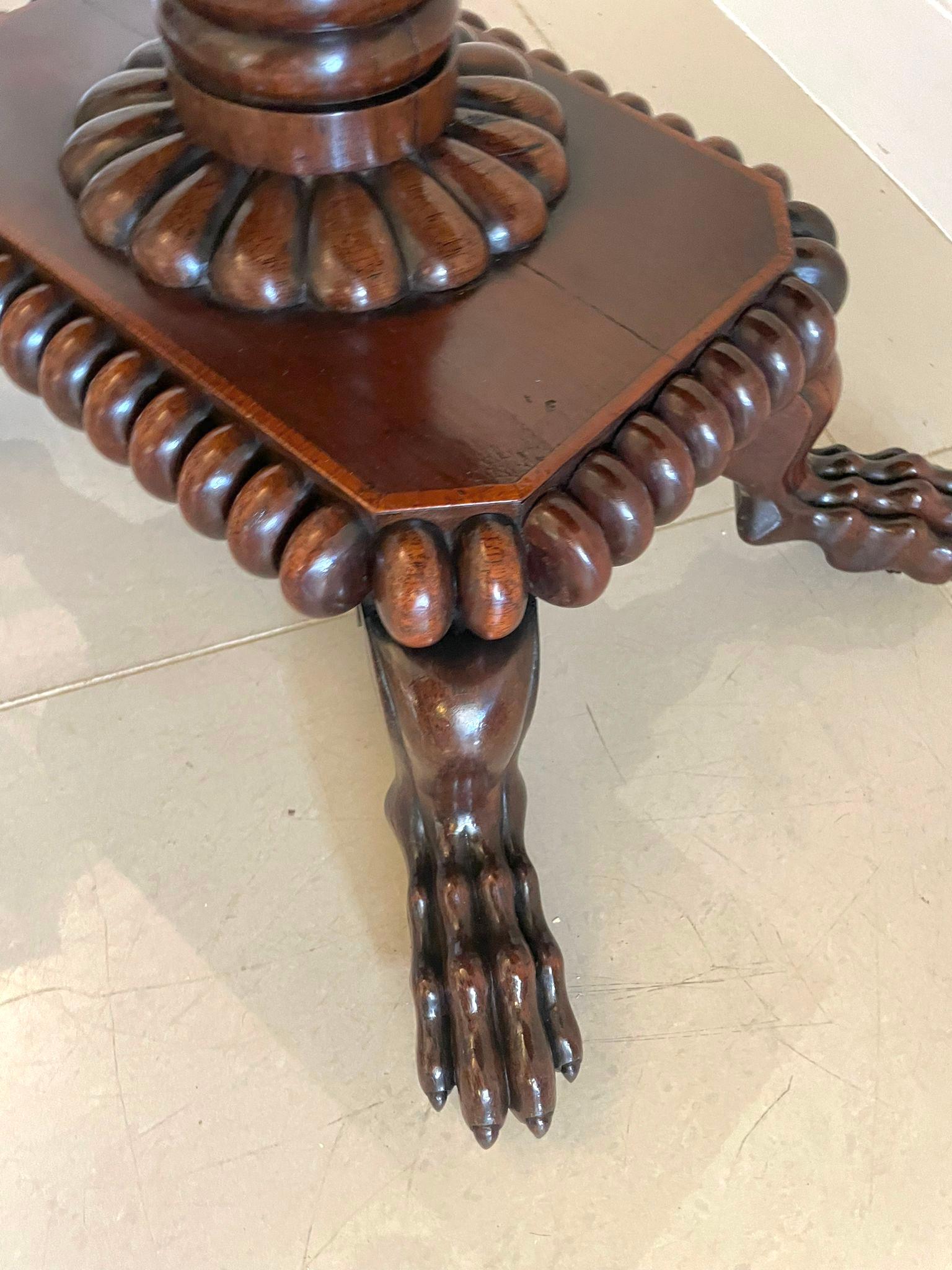 Table à cartes/côté en bois de rose sculpté et incrusté de laiton, de style Régence, de belle qualité en vente 1