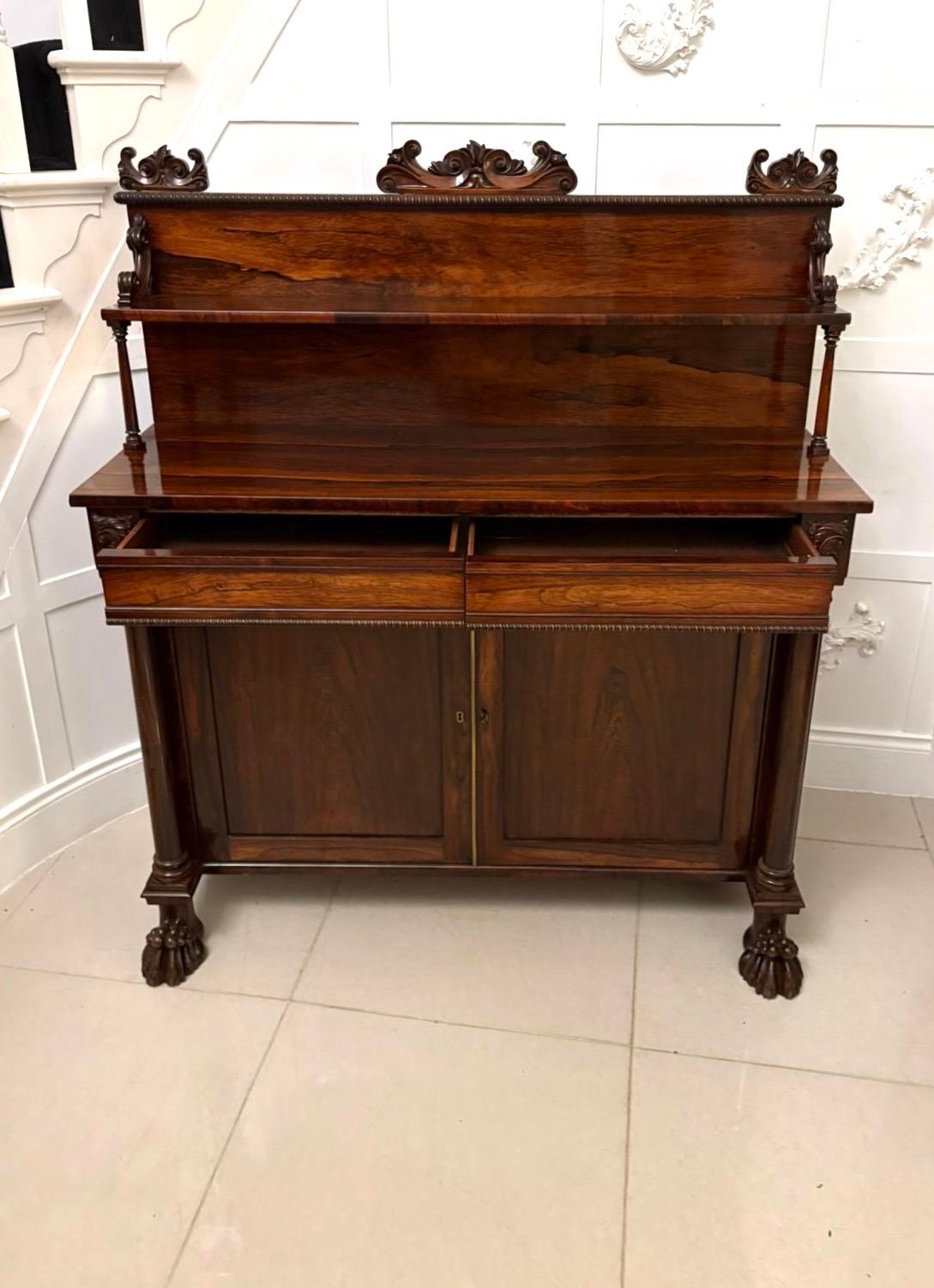 Un'antica credenza in mogano della Reggenza di alta qualità, di superba fattura e di proporzioni eleganti. Realizzata in mogano riccamente scolpito con una patina profonda e lucente, questo pezzo esemplifica la raffinatezza e la simmetria