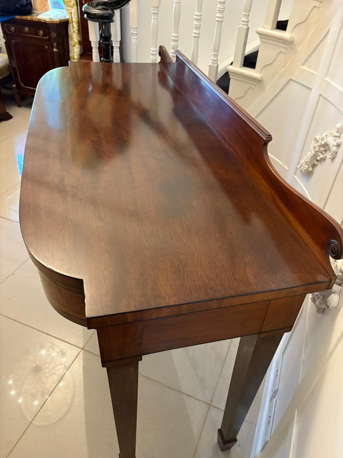 Fine Quality Antique Regency Mahogany Serving / Side Table en vente 2
