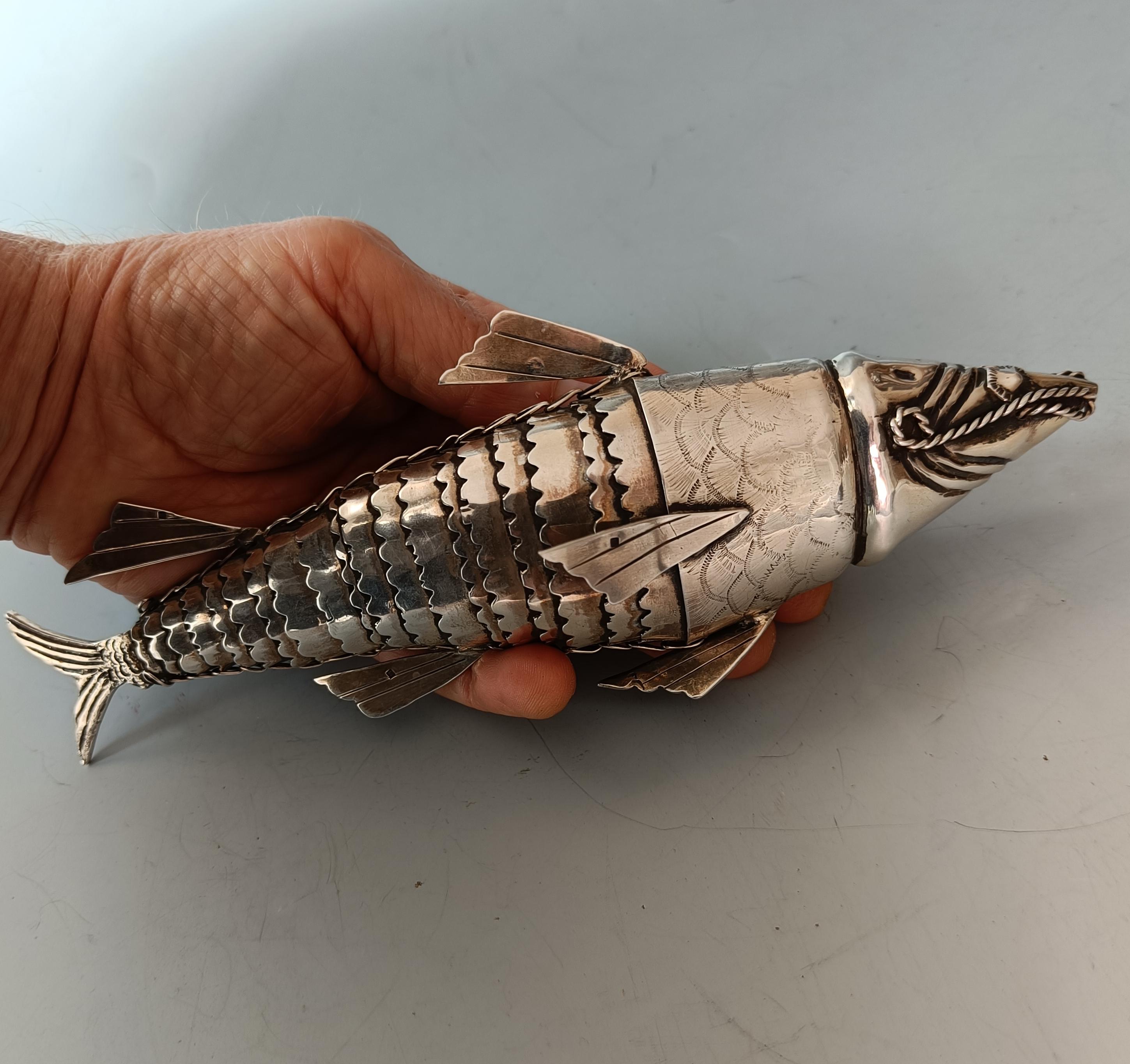Fine quality Antique Silver articulated fish Hallmarked Decorative Antiques In Good Condition For Sale In London, GB