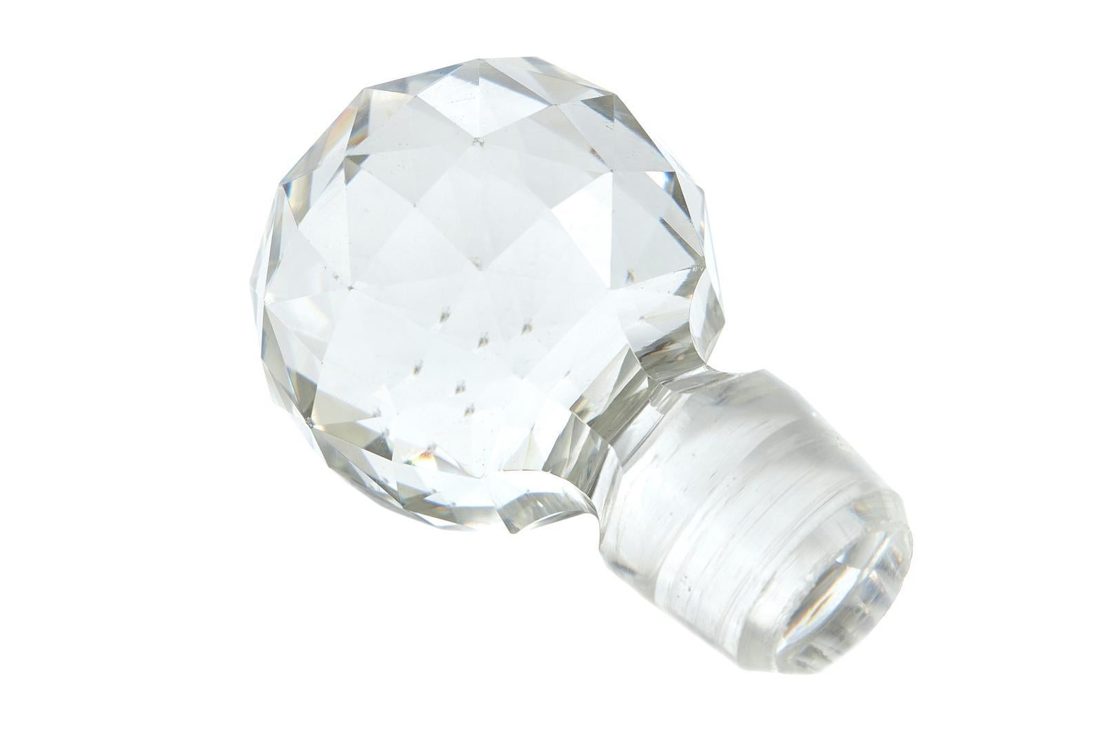 Tántalo de dos botellas chapado en plata antigua de gran calidad con asa superior, la barra superior se suelta presionando la placa de cierre. El tántalo alberga dos decantadores de cristal tallado con etiquetas chapadas para bebidas espirituosas,