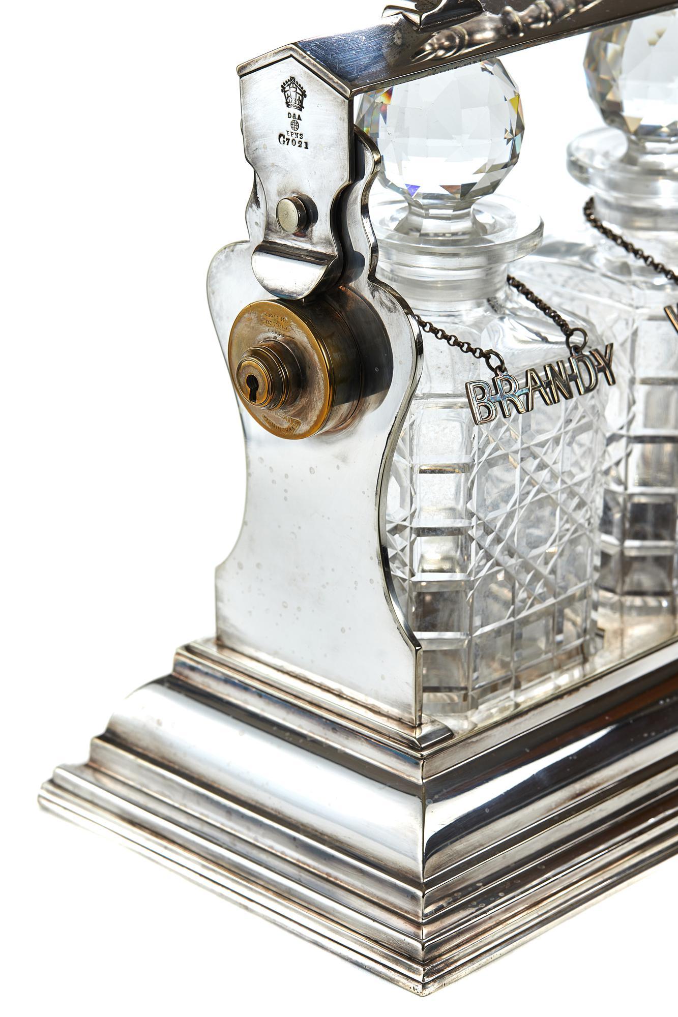 Tántalo de dos botellas chapado en plata antigua de gran calidad siglo XX en venta