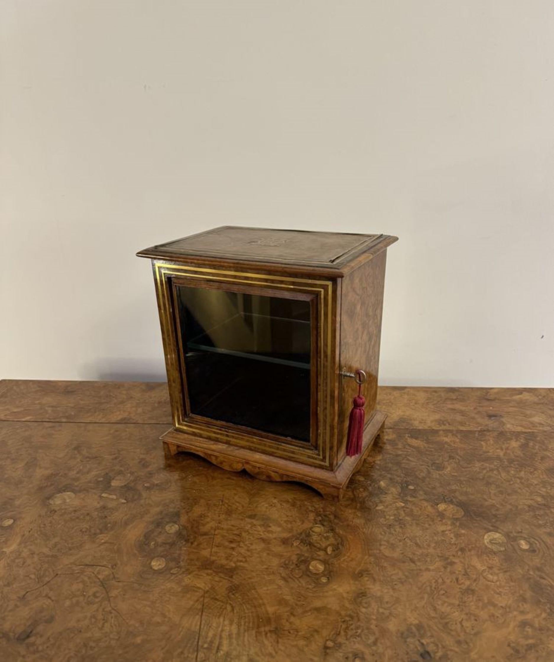 Armoire de table victorienne de qualité en ronce de noyer et laiton, avec une porte vitrée à l'avant s'ouvrant pour révéler une étagère en verre et la doublure en velours bleu d'origine, avec une serrure et une clé en état de marche. 

D. 1860