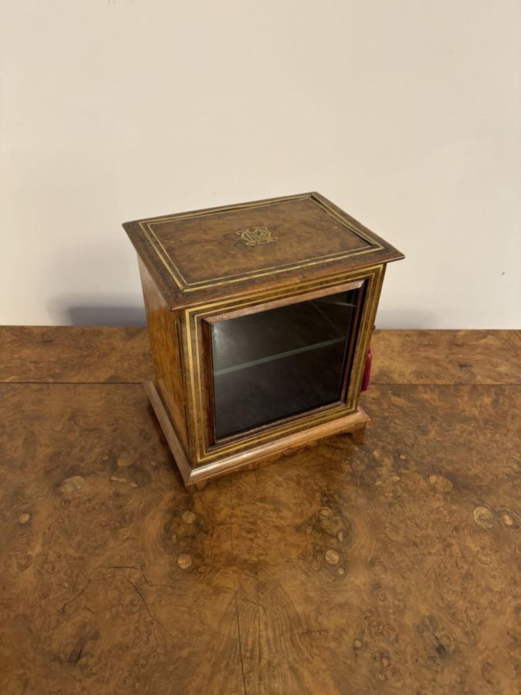 Début de l'époque victorienne Meuble de table victorien ancien de qualité en ronce de noyer et laiton en vente