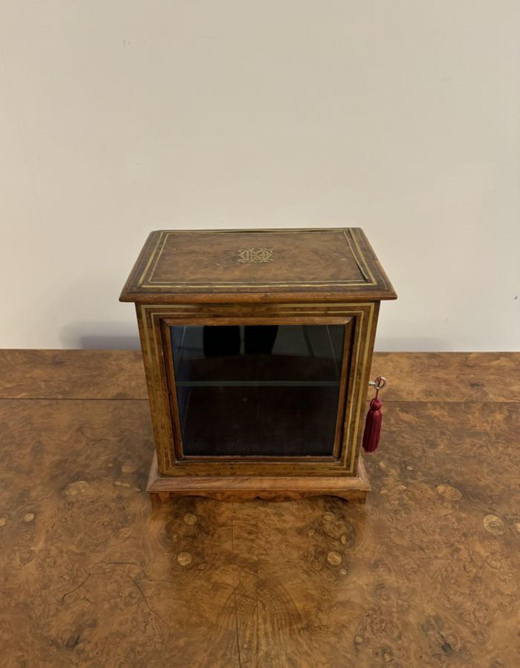 XIXe siècle Meuble de table victorien ancien de qualité en ronce de noyer et laiton en vente