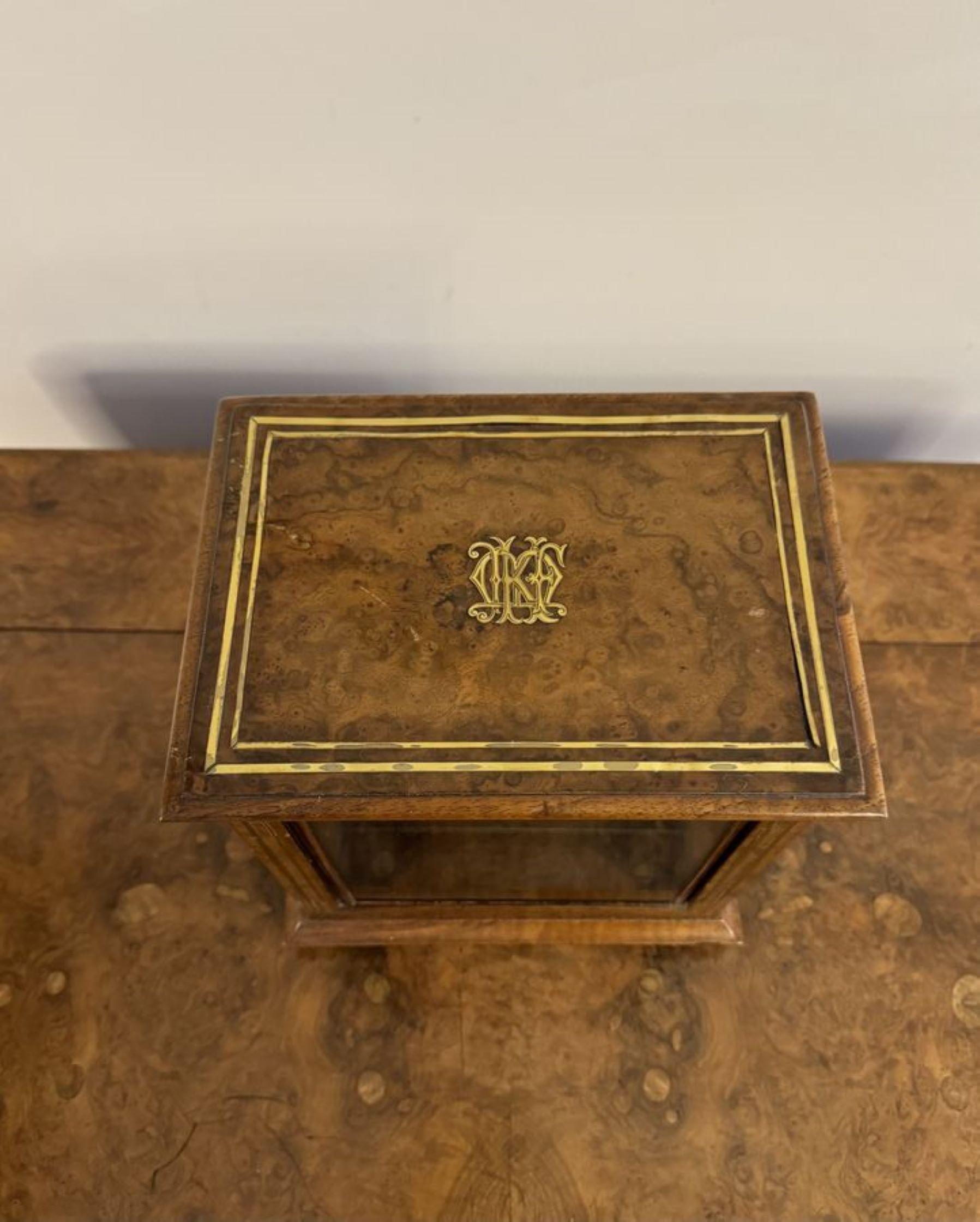 Laiton Meuble de table victorien ancien de qualité en ronce de noyer et laiton en vente