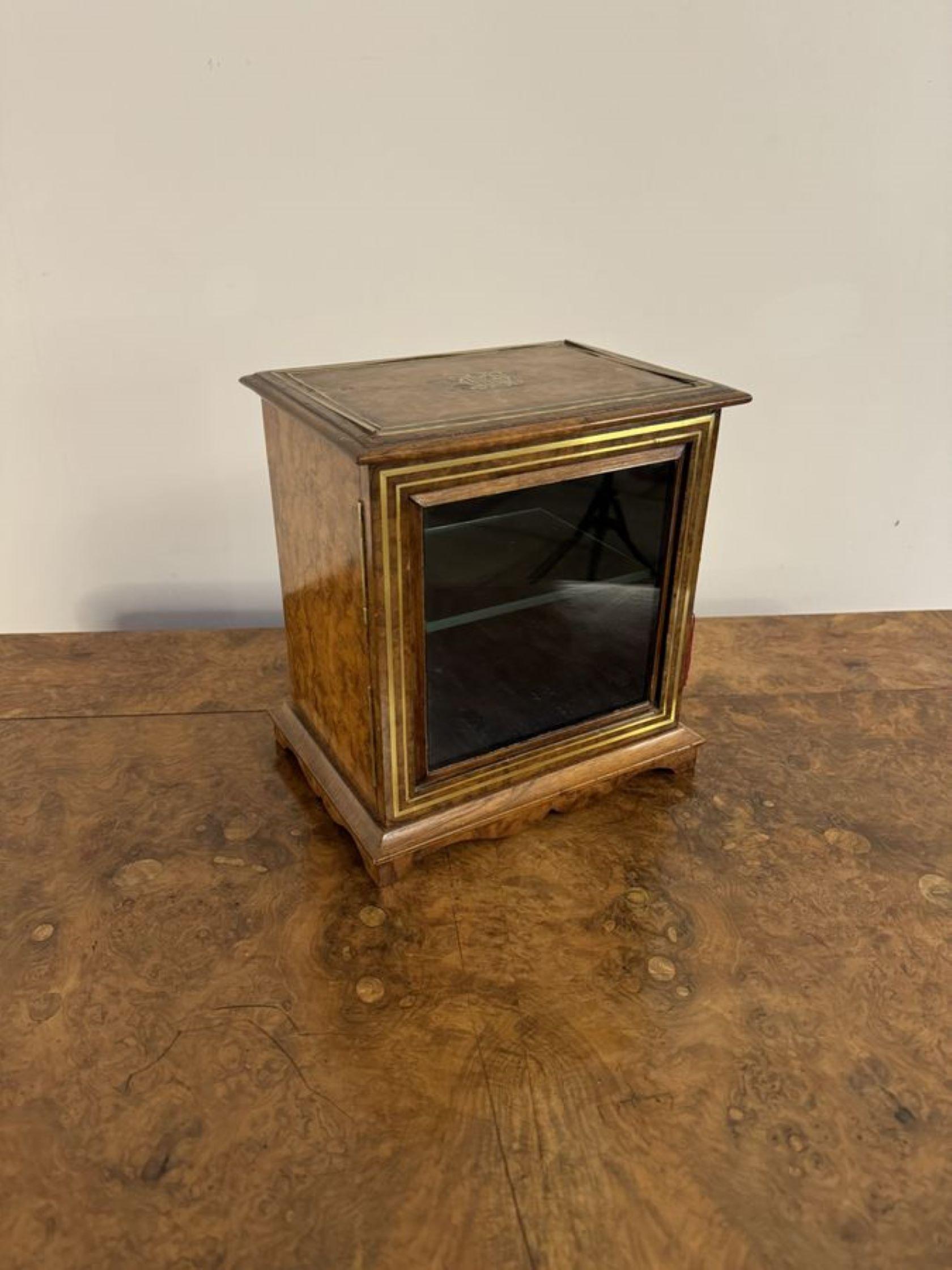 Meuble de table victorien ancien de qualité en ronce de noyer et laiton en vente 1