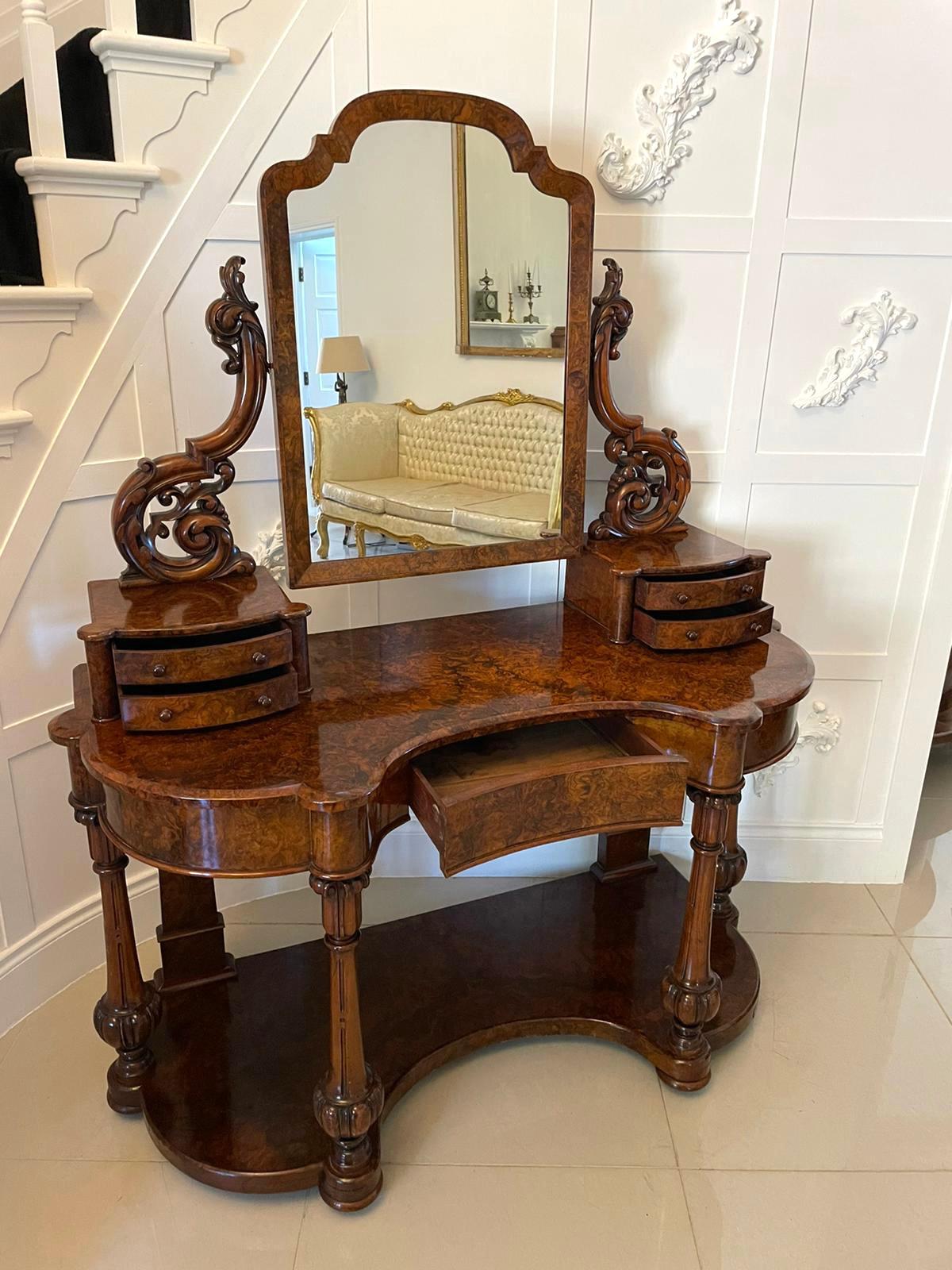 Victorien Table de coiffeuse victorienne ancienne en ronce de noyer de qualité supérieure en vente