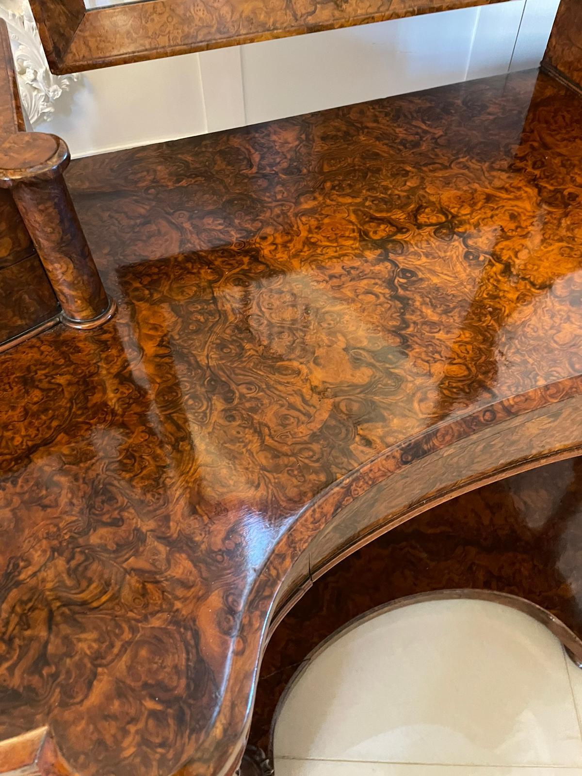 Noyer Table de coiffeuse victorienne ancienne en ronce de noyer de qualité supérieure en vente