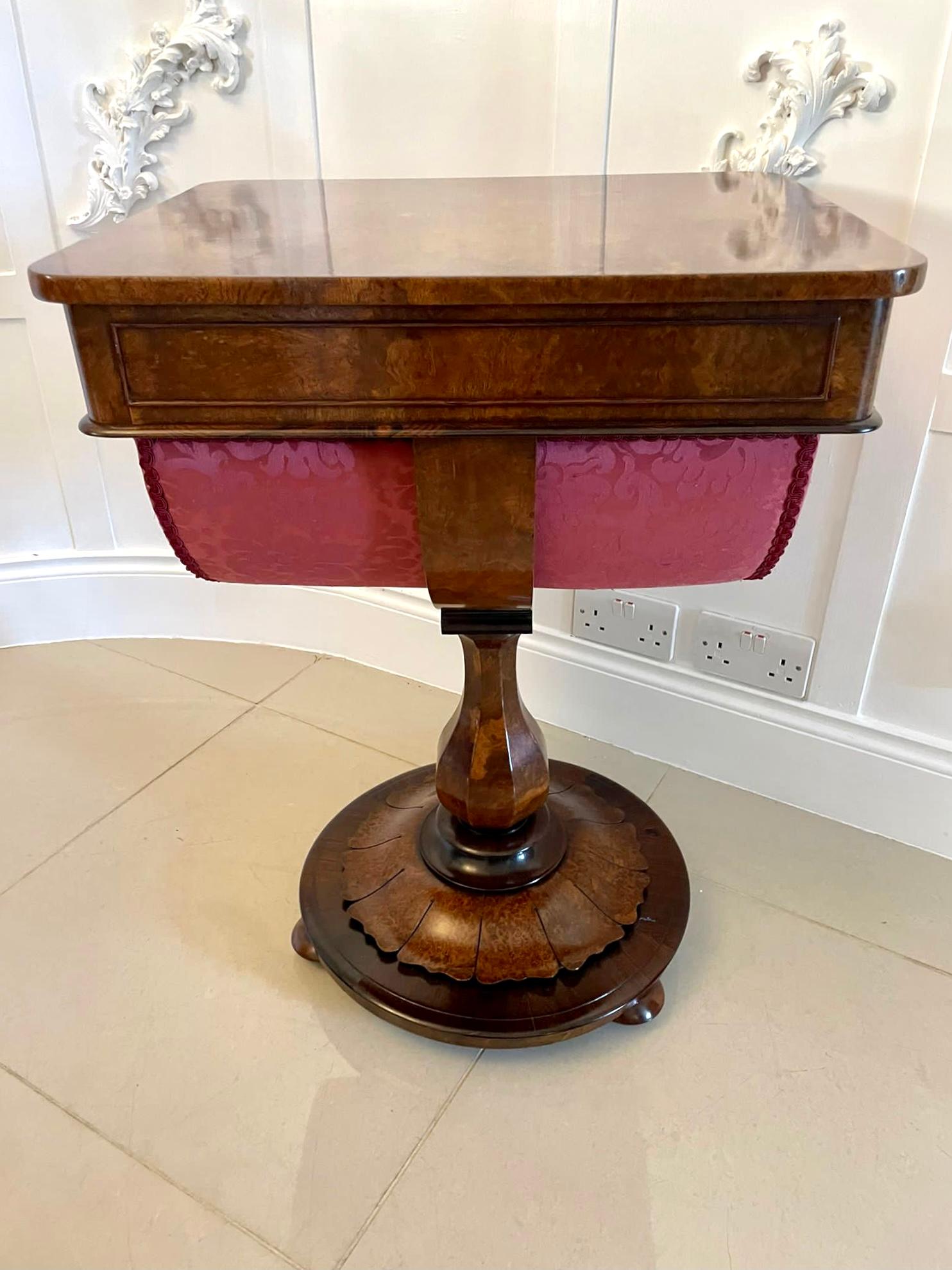 Table à couture victorienne ancienne de qualité en ronce de noyer autoportante de style victorien en vente 4