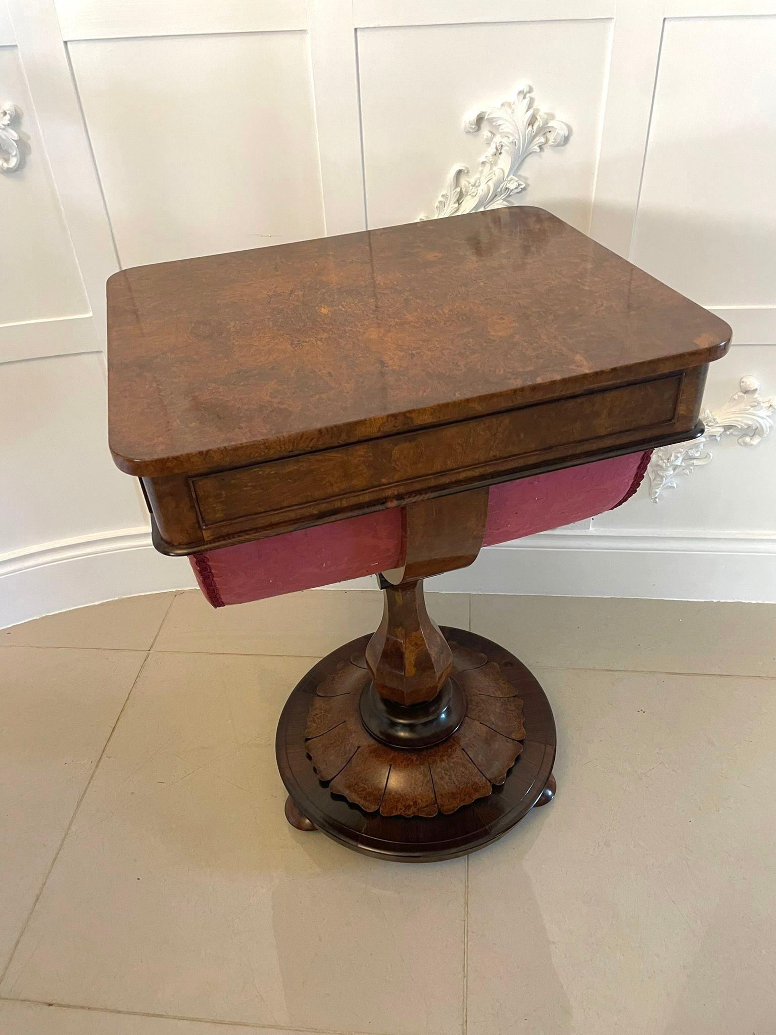 Table à couture victorienne ancienne de qualité en ronce de noyer autoportante de style victorien en vente 6