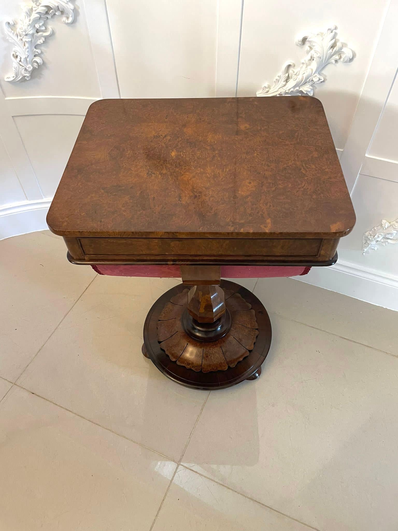 Table à couture victorienne ancienne de qualité en ronce de noyer autoportante de style victorien en vente 10