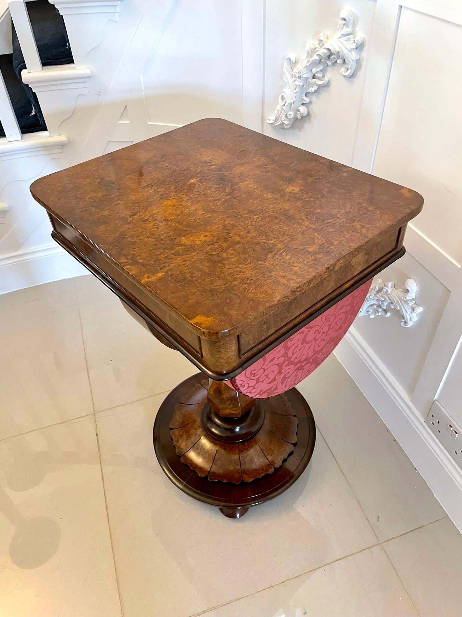 Anglais Table à couture victorienne ancienne de qualité en ronce de noyer autoportante de style victorien en vente