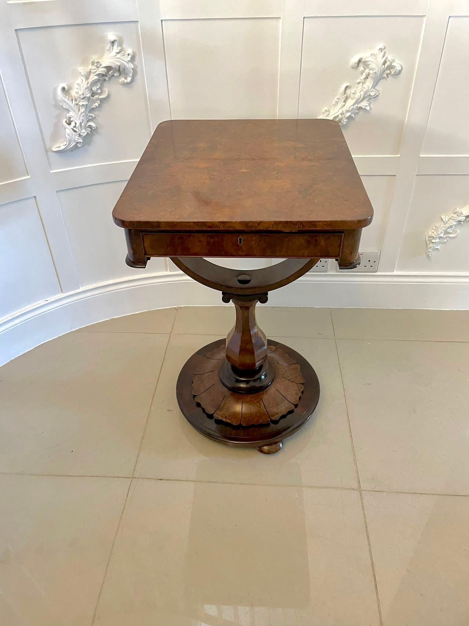 Noyer Table à couture victorienne ancienne de qualité en ronce de noyer autoportante de style victorien en vente