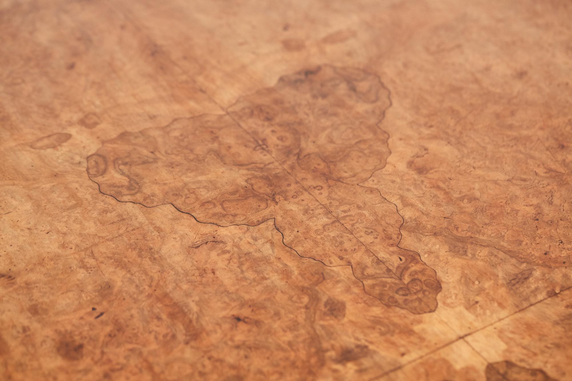 Fine Quality Antique Victorian Burr Walnut Tilt-Top Centre Table, circa 1850 In Excellent Condition In Suffolk, GB