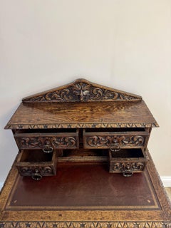 Bureau ancien en chêne sculpté de l'époque victorienne de belle qualité