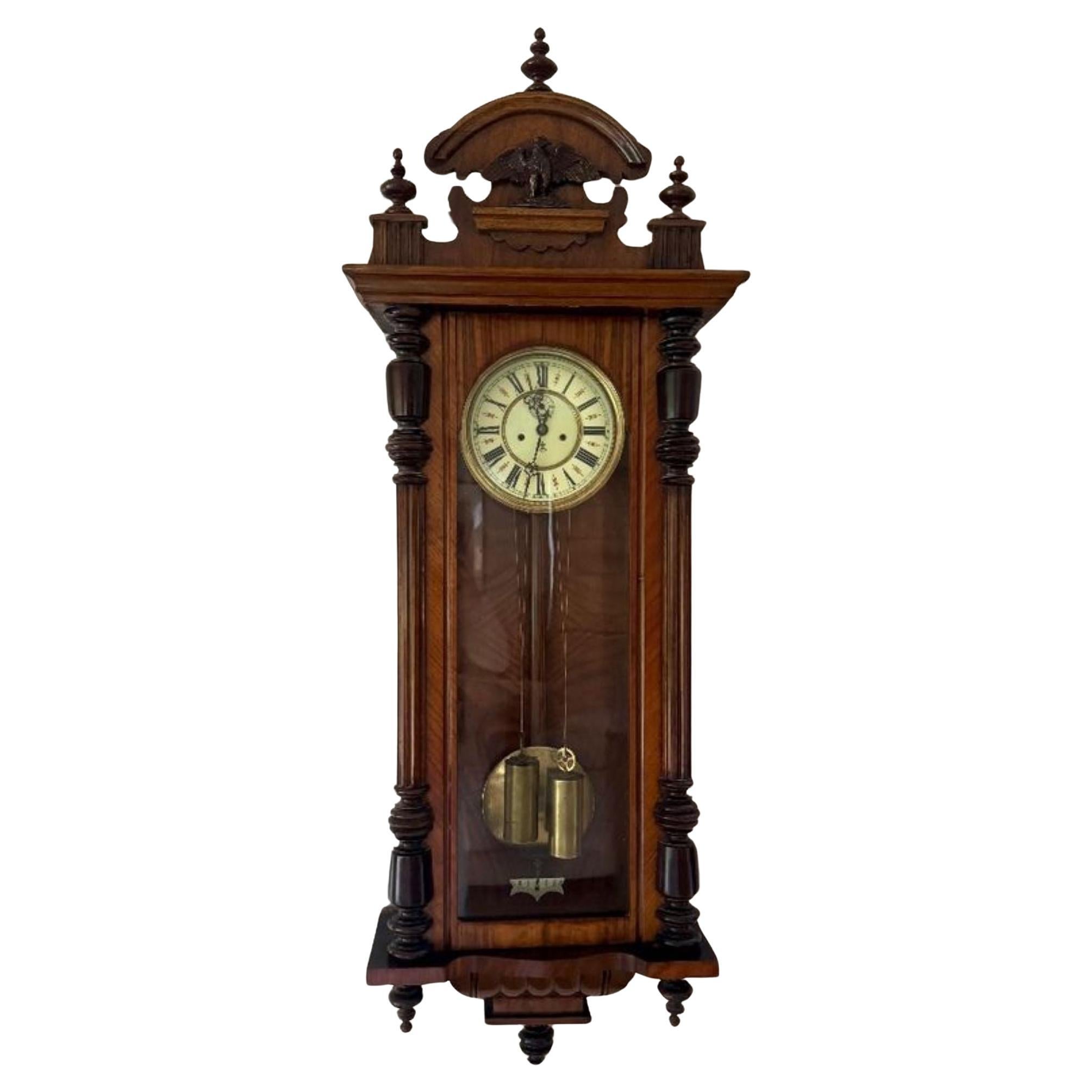 Horloge murale à double poids en noyer sculpté de Vienne, de belle qualité et d'époque victorienne