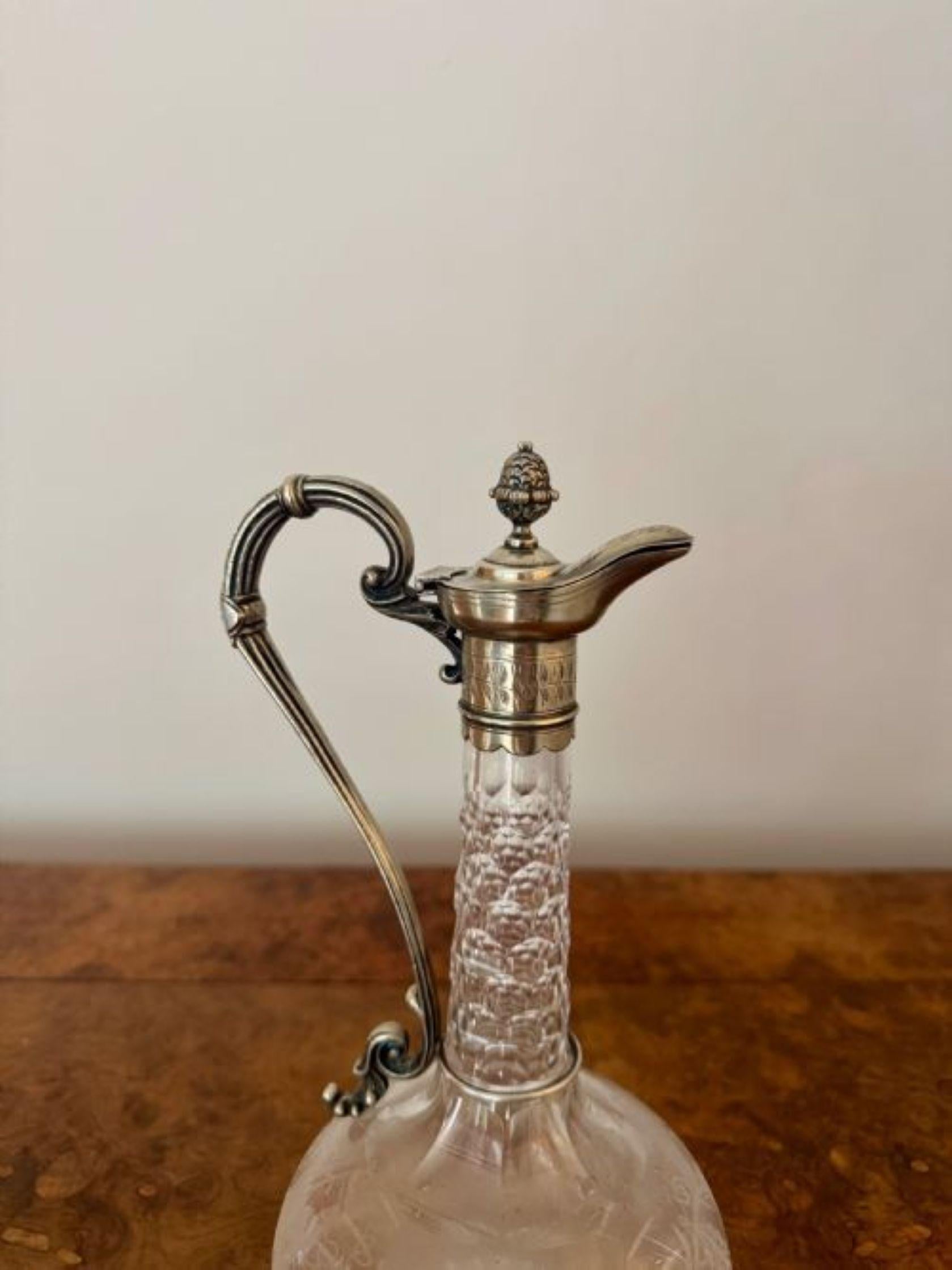 Pichet à bordeaux en verre gravé et en métal argenté, de belle qualité, de style victorien ancien, avec un couvercle orné en métal argenté et un fleuron en forme de gland sur le dessus du couvercle, un bec verseur en forme et une longue poignée