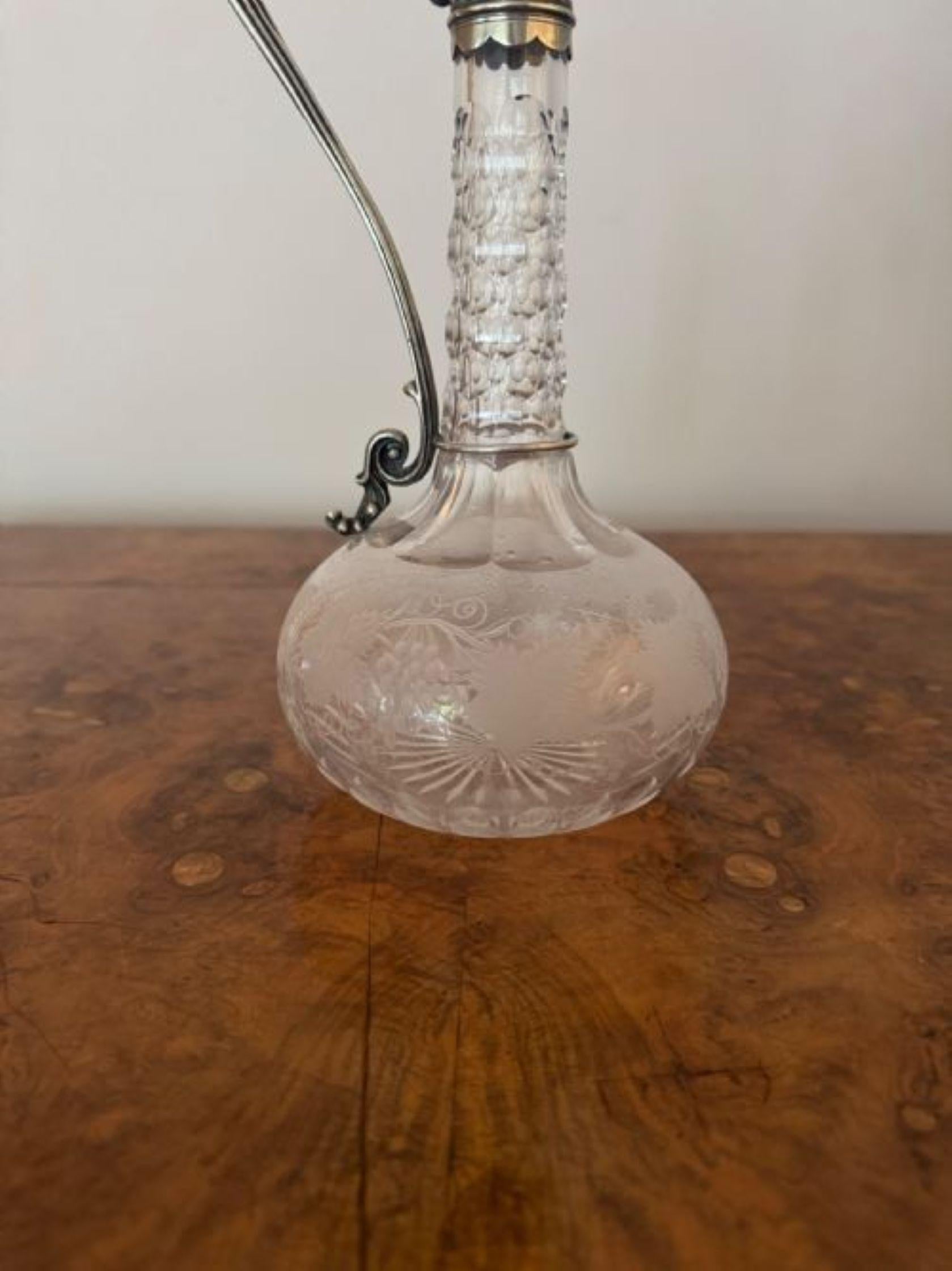 Français Pichet à bordeaux en verre gravé et argenté de style victorien, de belle qualité. en vente