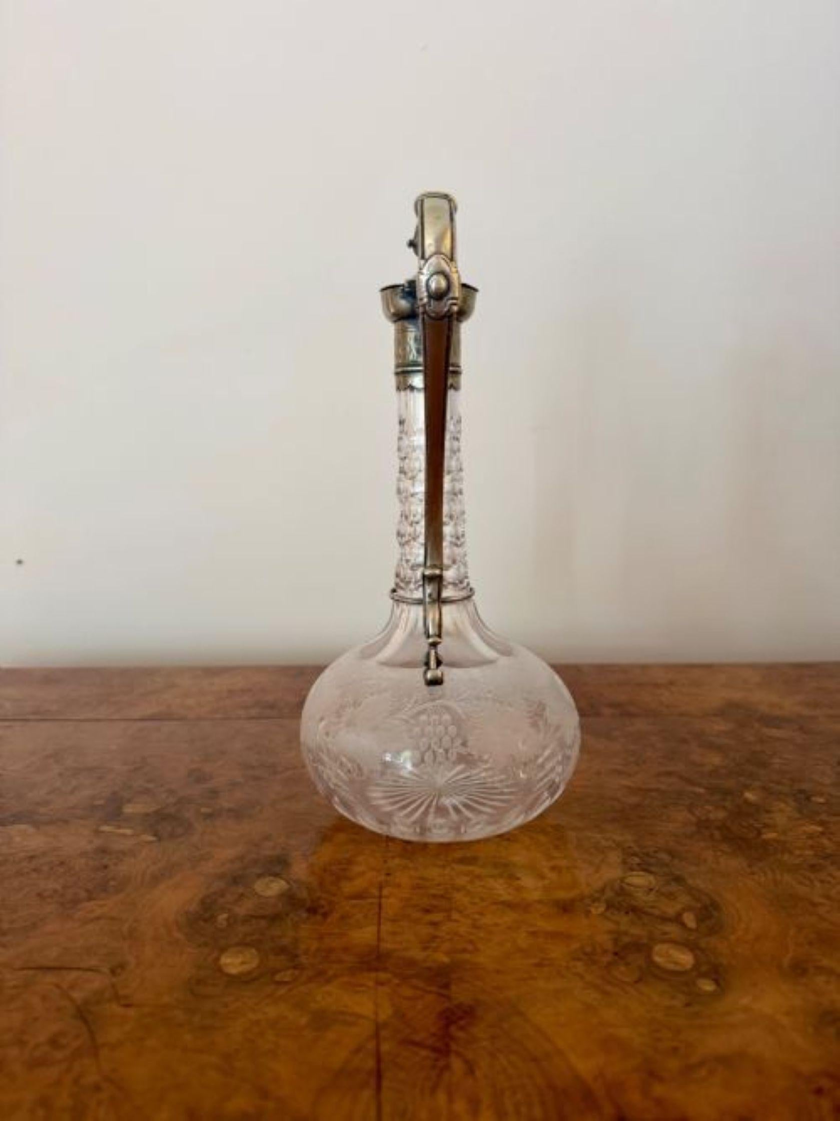 XIXe siècle Pichet à bordeaux en verre gravé et argenté de style victorien, de belle qualité. en vente