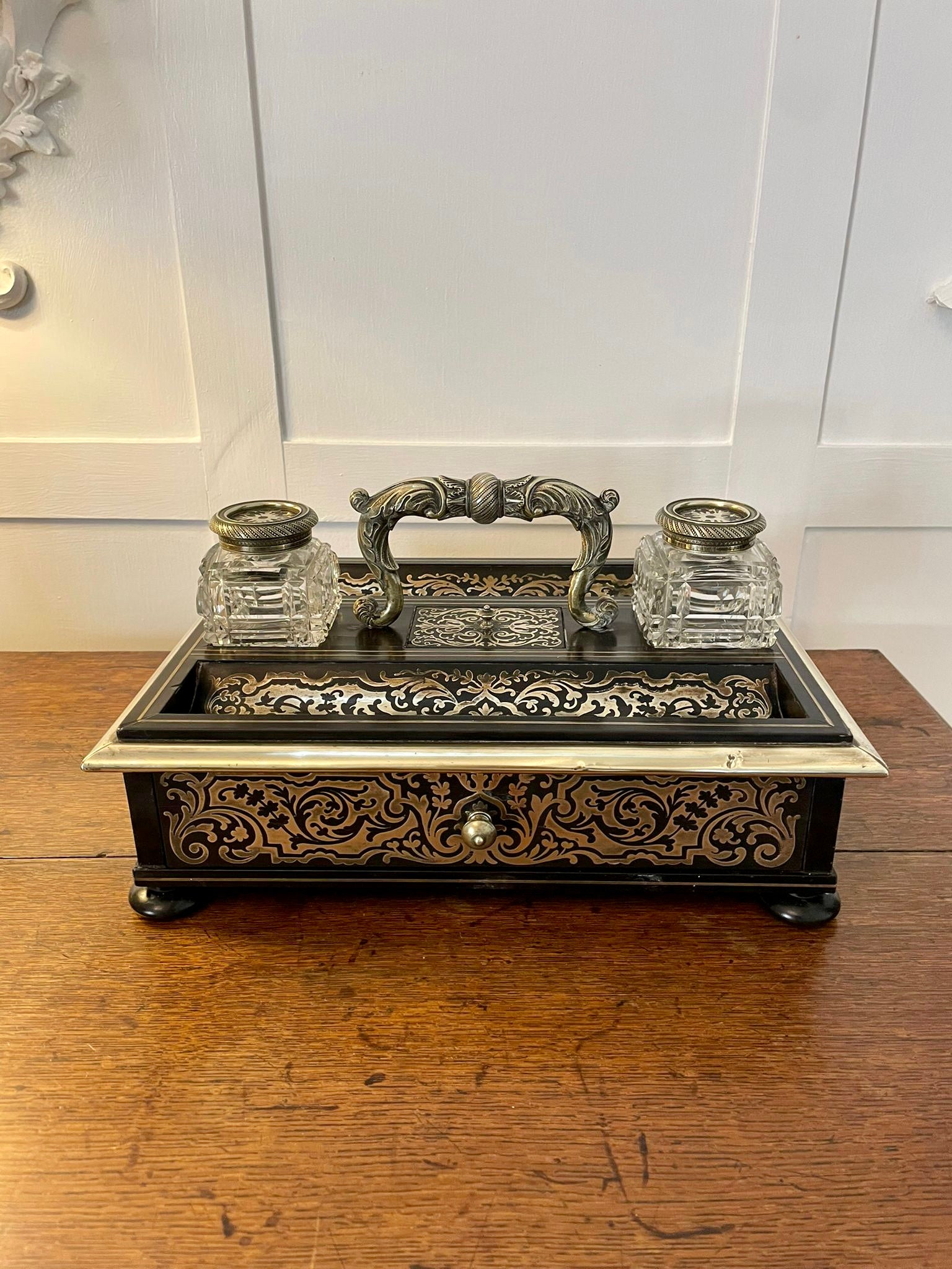 Fine quality antique Victorian French freestanding inlaid boulle desk set having a quality ornate shaped brass handle flanked by a pair of original cut glass inkwells with inlaid boulle tops above two inlaid boulle pen trays, one long drawer with