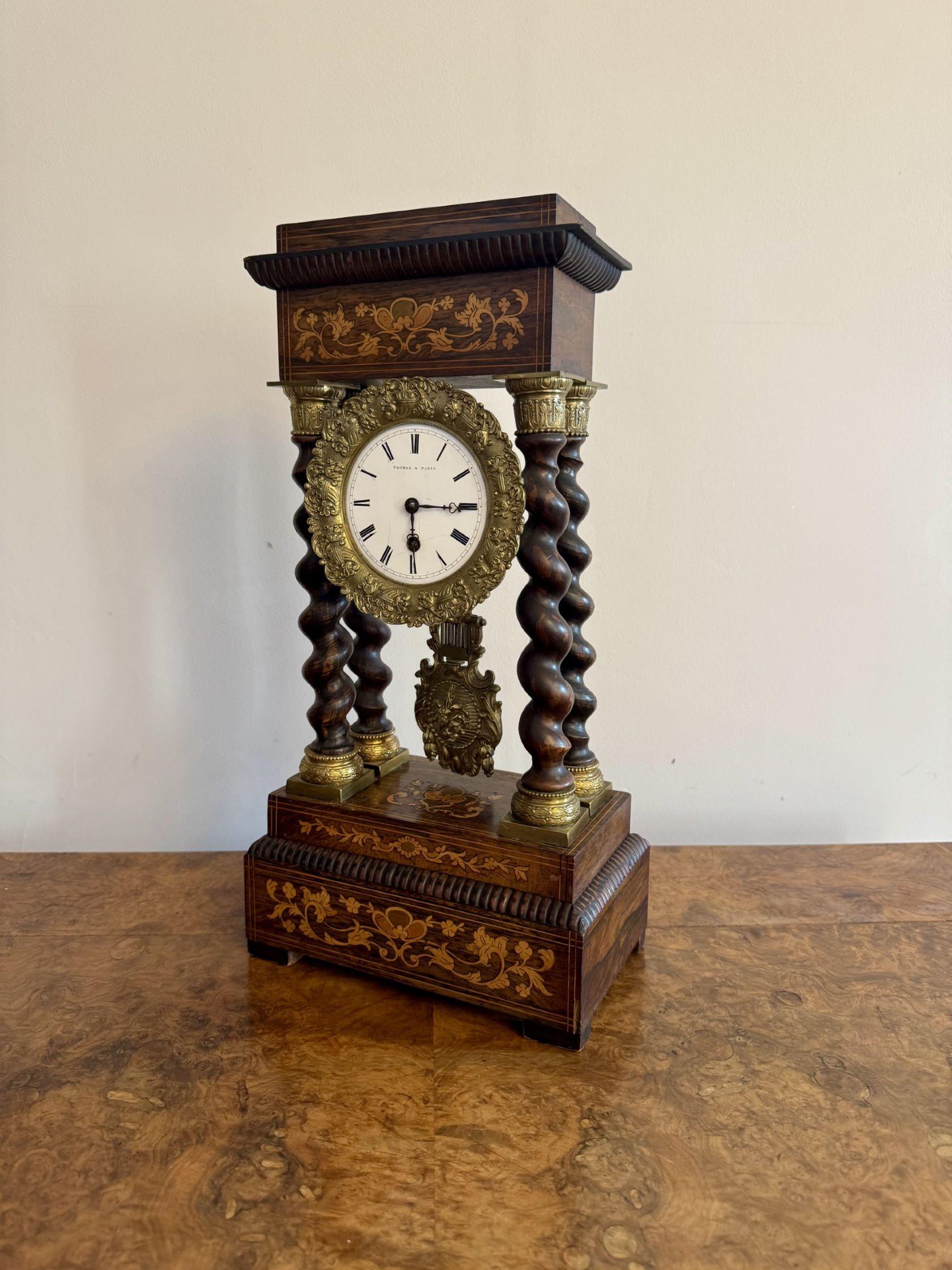 Orologio da portico francese vittoriano di qualità, con cassa intarsiata in palissandro e intarsio di qualità con supporti in orzo e montature in ottone, quadrante in porcellana bianca con lunetta in ottone ornata, con numeri romani e iscrizione