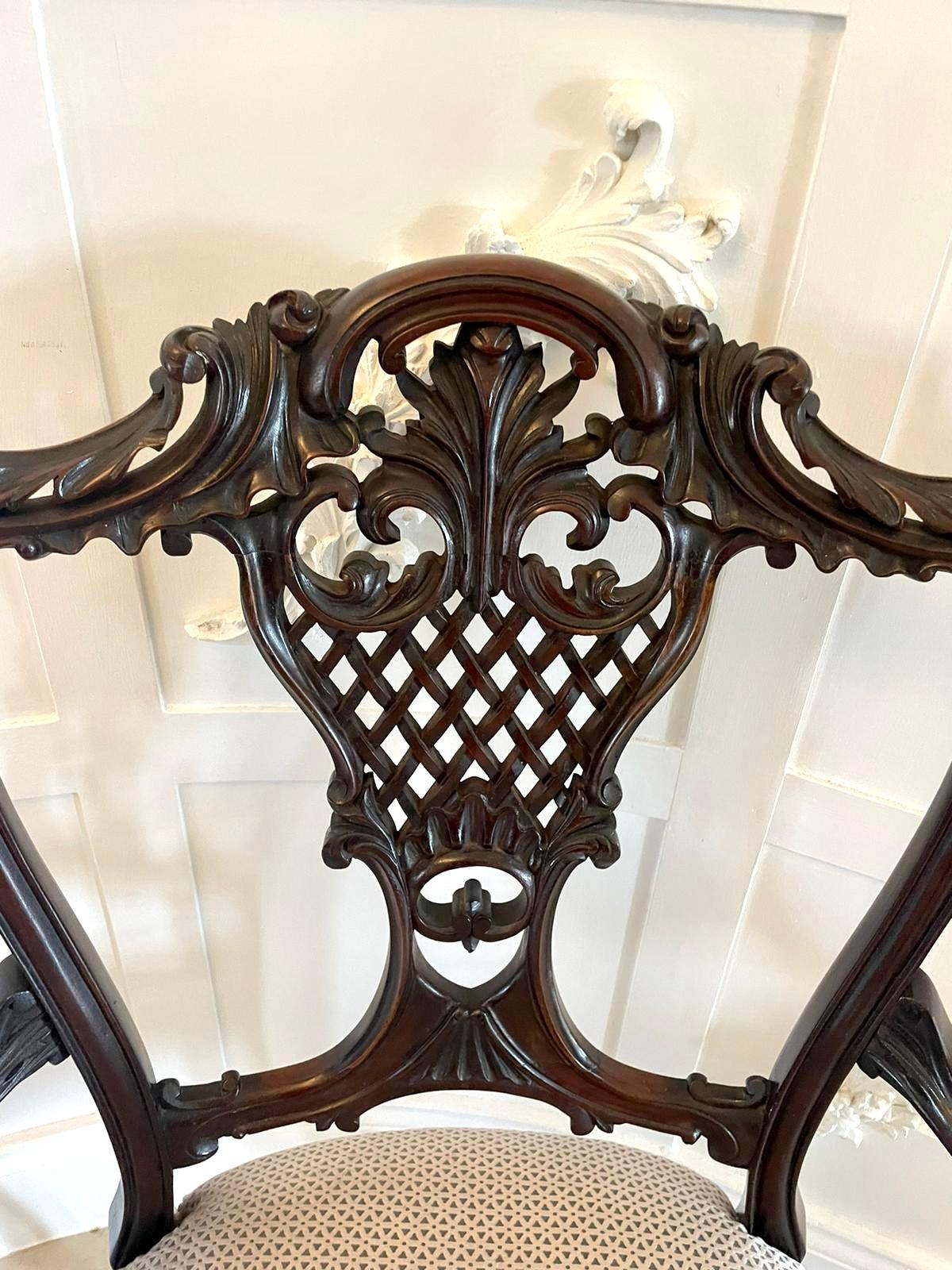 Chaise de bureau d'antiquités en acajou sculpté de qualité supérieure, de style victorien en vente 2