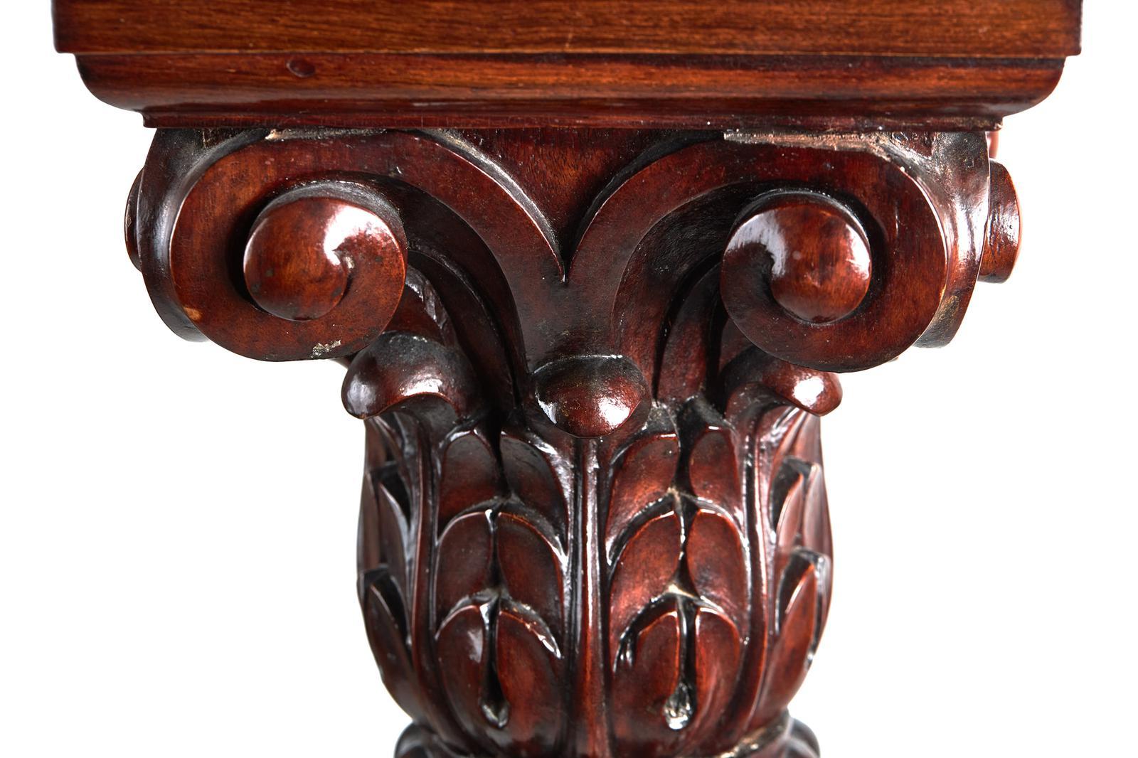 Antigua jardinera victoriana de caoba de gran calidad, con una parte superior cuadrada abierta y moldeada sobre una columna de caoba de gran calidad, con fantásticos capiteles de caoba tallada, que descansa sobre una base cuadrada moldeada.
Bonito