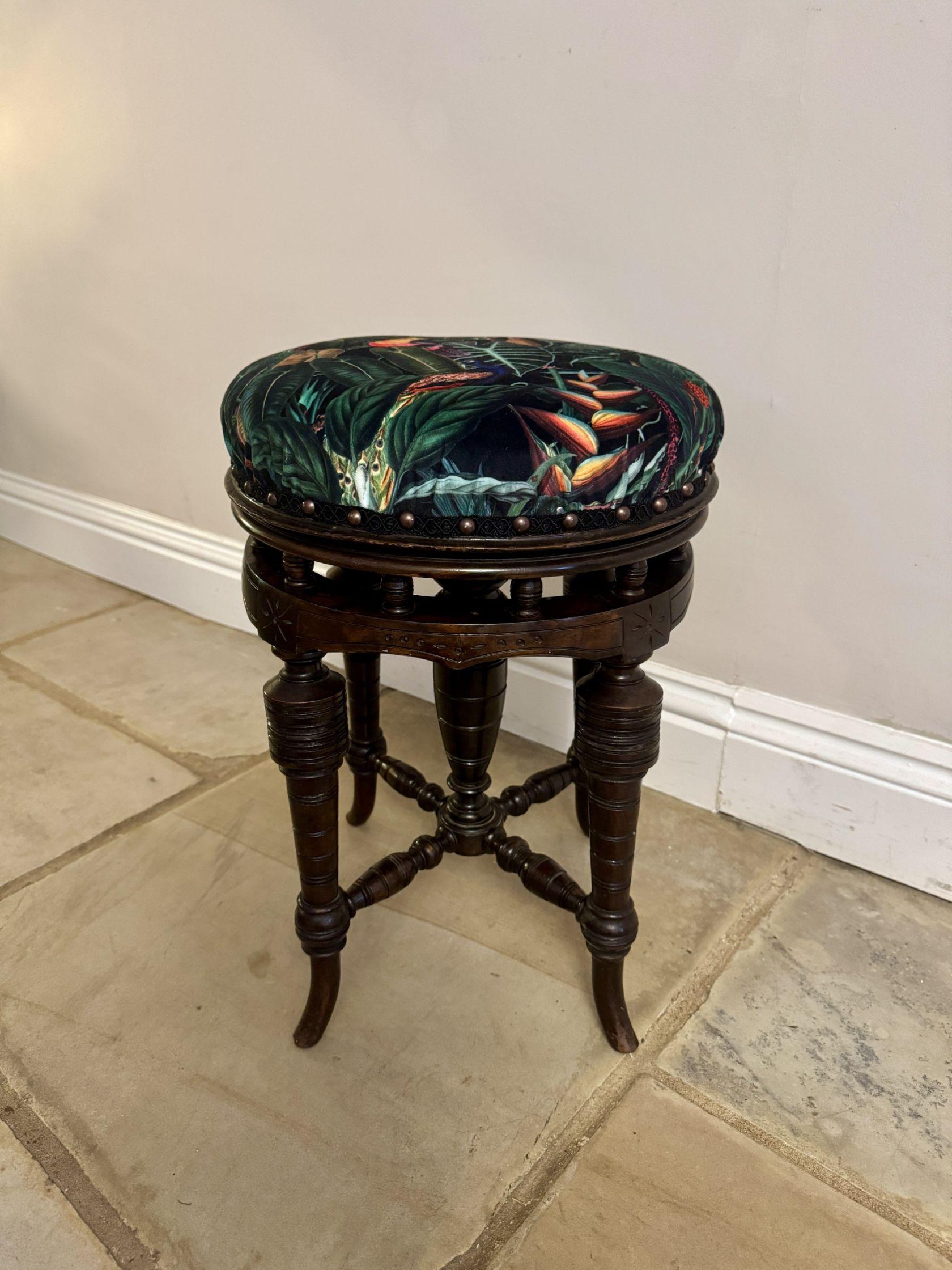 Victorien tardif Tabouret de piano tournant en acajou d'époque victorienne de belle qualité en vente
