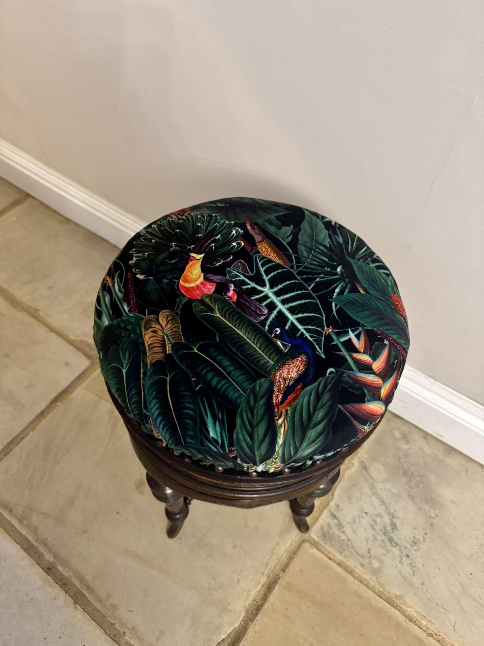 Sculpté Tabouret de piano tournant en acajou d'époque victorienne de belle qualité en vente