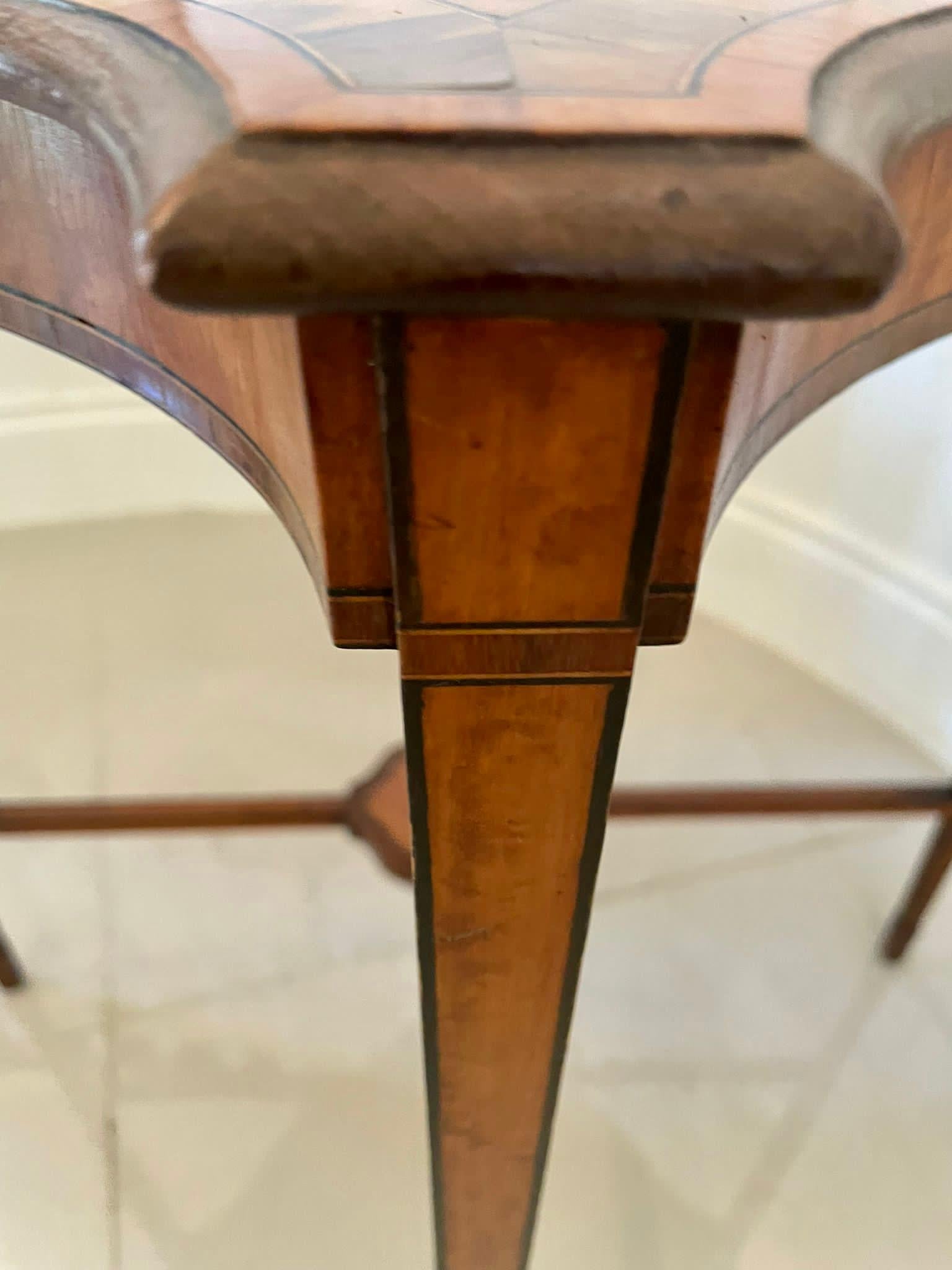 Fine quality antique Edwardian satinwood inlaid lamp table by Edwards & Roberts, London having a quality inlaid satinwood serpentine shaped top with pretty rosewood crossbanding, serpentine shaped frieze standing on beautiful elegant inlaid