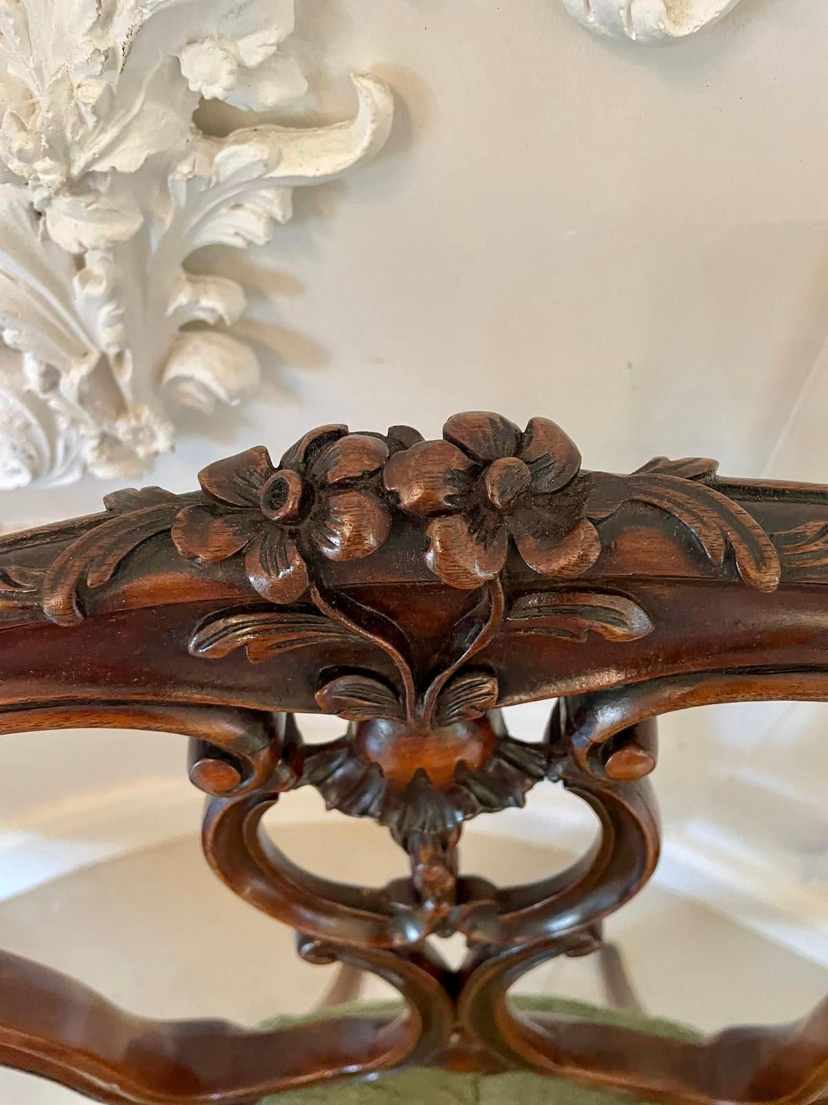 Ensemble de quatre chaises d'appoint victoriennes anciennes de qualité supérieure en noyer sculpté français en vente 4
