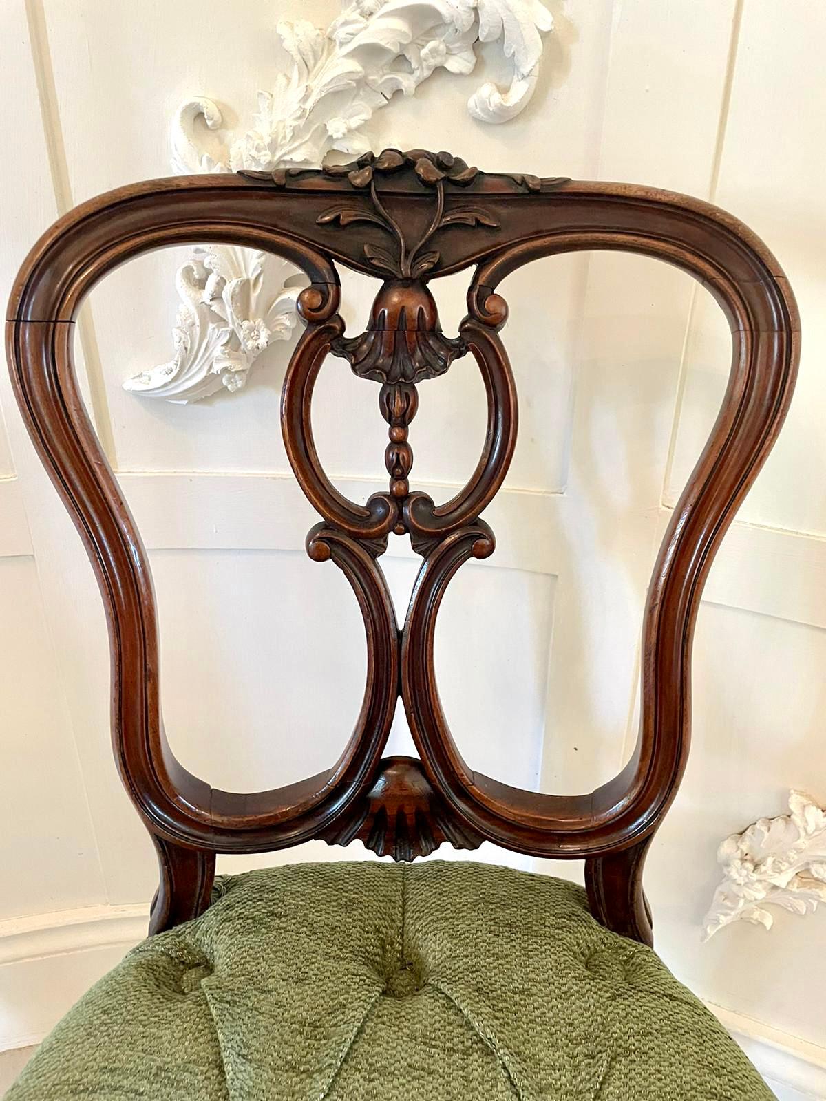 Antiker viktorianischer Satz von vier französischen geschnitzten Beistellstühlen aus Nussbaumholz von hoher Qualität im Angebot 6