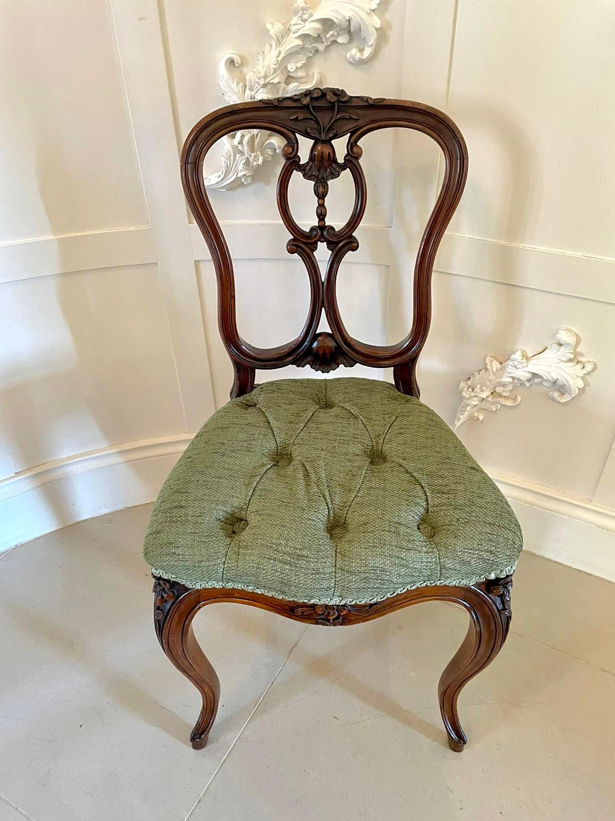 Antiker viktorianischer Satz von vier französischen geschnitzten Beistellstühlen aus Nussbaumholz von hoher Qualität im Angebot 8